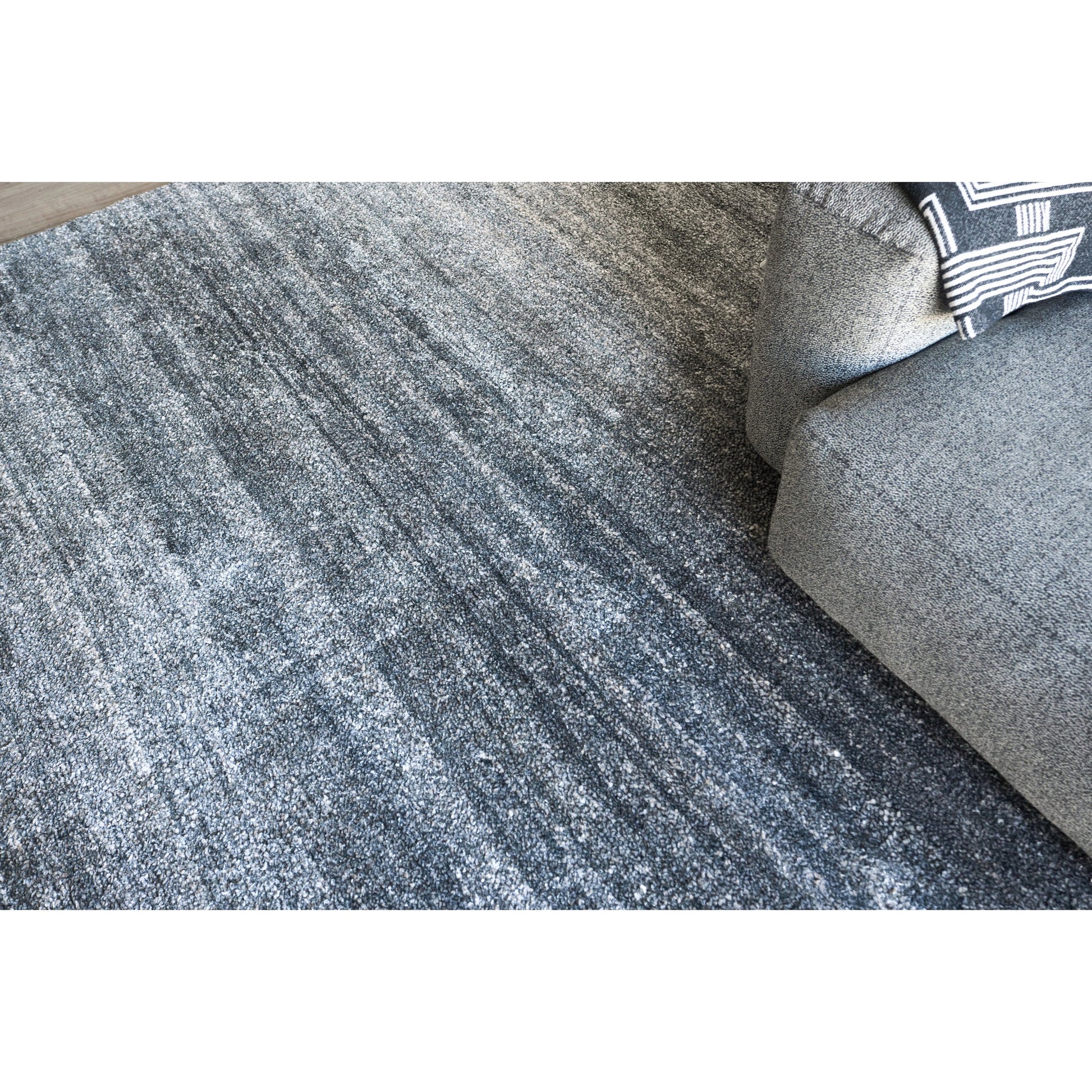 Plush 4663 Rug by Exquisite Rugs in charcoal. Made from bamboo silk, wool in a unique style.