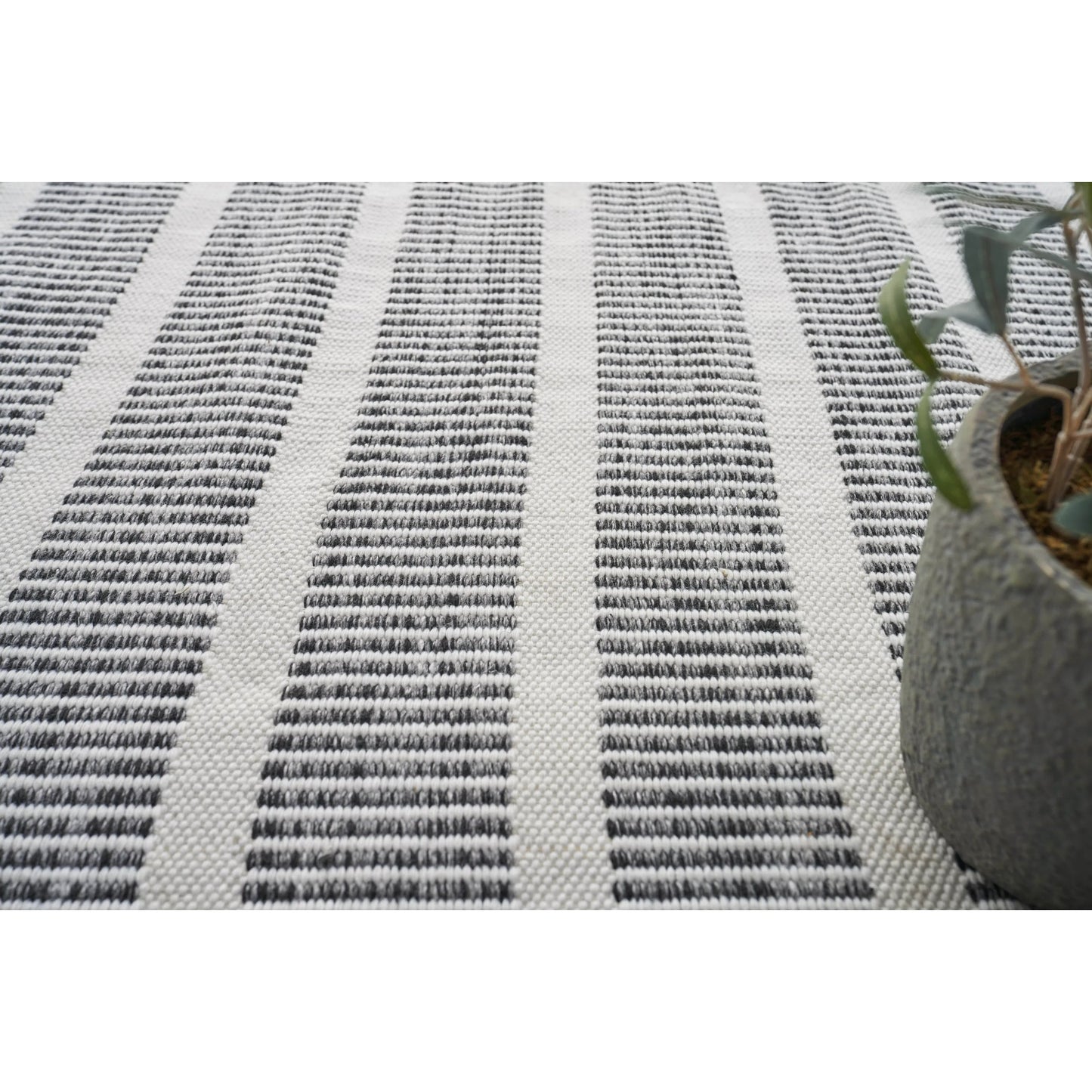 107 SI-2384306 | Lifestyle | Boca Rug by Exquisite Rugs. Made from pet yarn in a unique style.