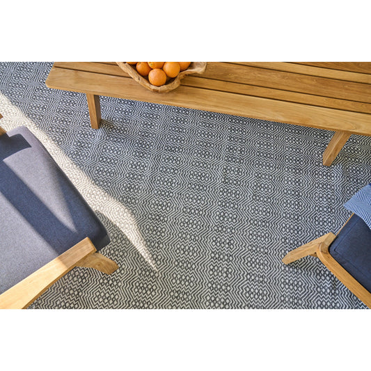 Echo 4891 Rug by Exquisite Rugs in ivory, black. Made from p.e.t. yarn in a unique style.