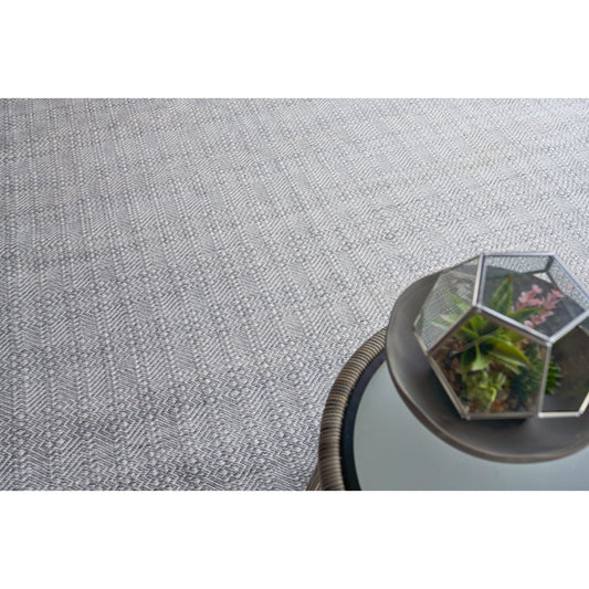 Echo 4893 Rug by Exquisite Rugs in ivory, light silver. Made from pet in a unique style.
