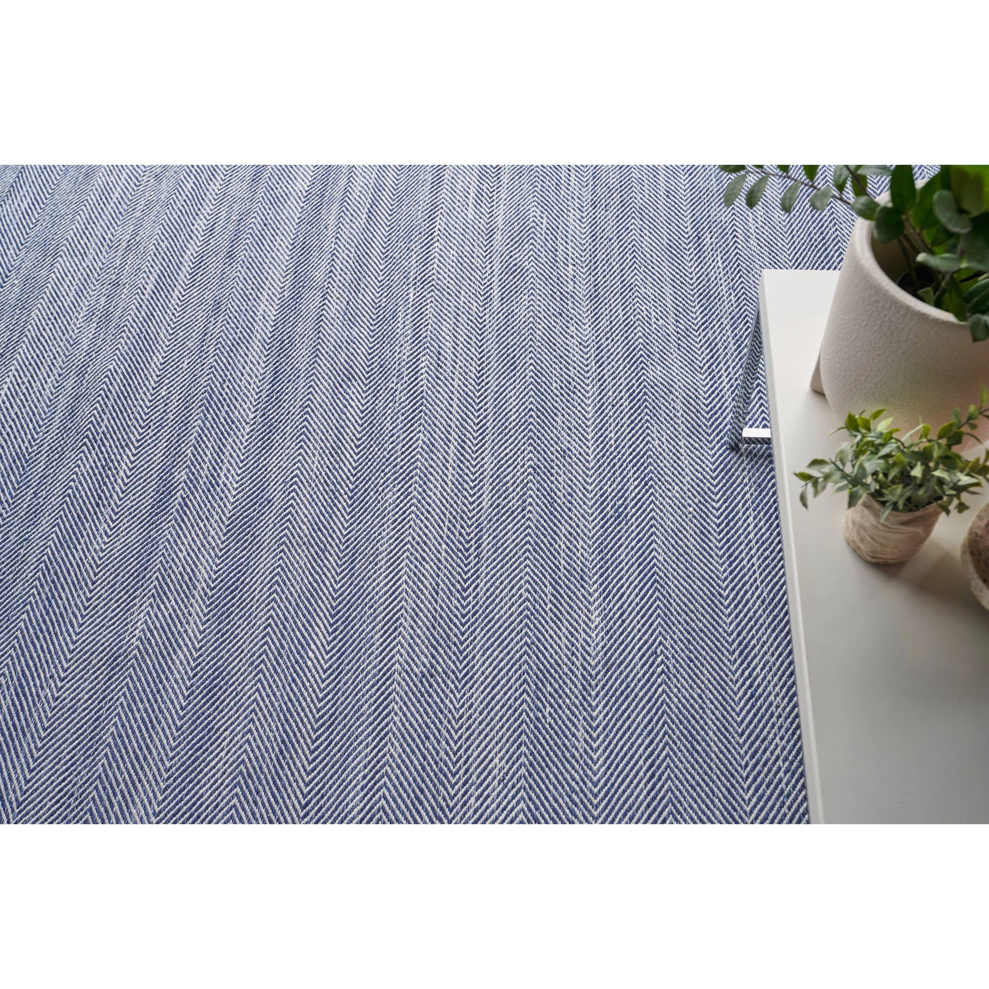 Bintan 4895 Rug by Exquisite Rugs in ivory, blue. Made from pet yarn in a unique style.