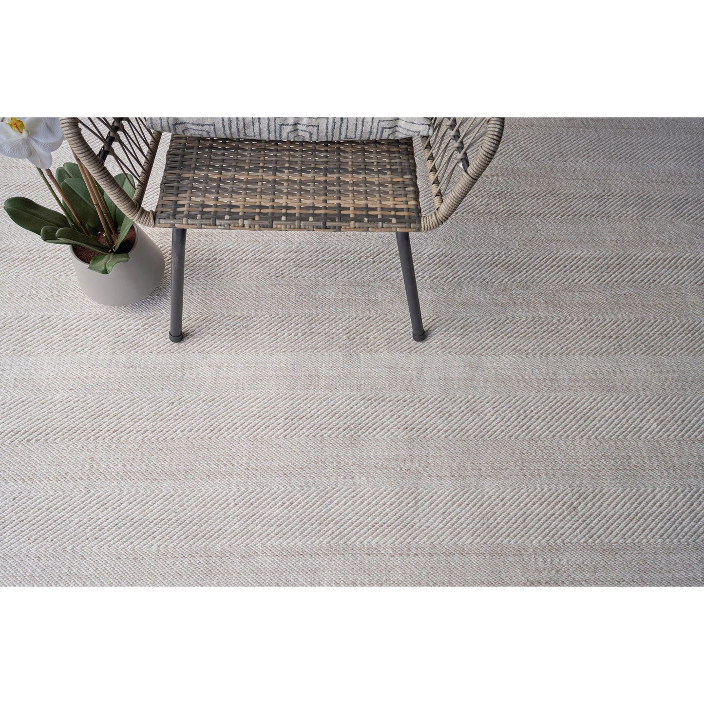 085 SI-2101448 | Lifestyle | Bintan Rug by Exquisite Rugs. Made from pet yarn in a unique style.