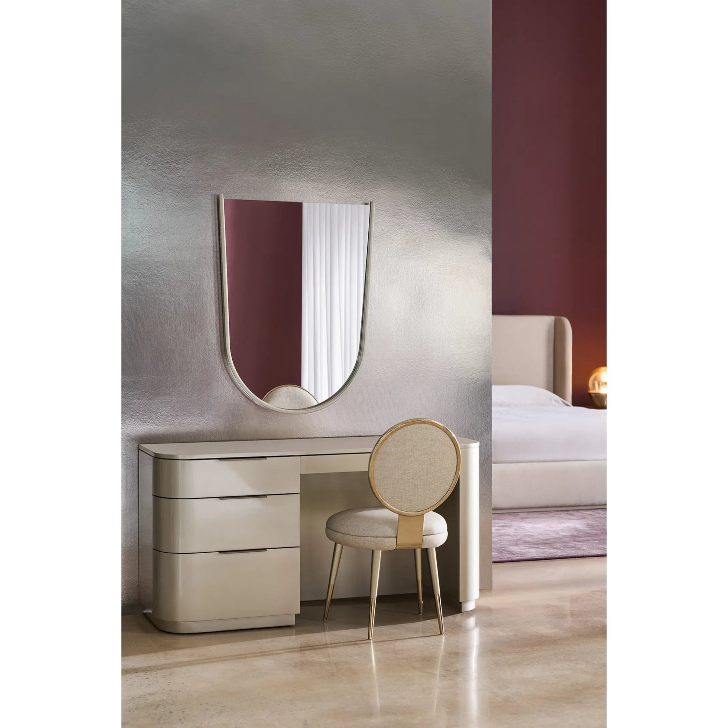 005 SI-2370814,SI-2370815 | Lifestyle | Oblique Bed by Caracole in ivory and soft silver paint gloss. Made from unique in a transitional style.