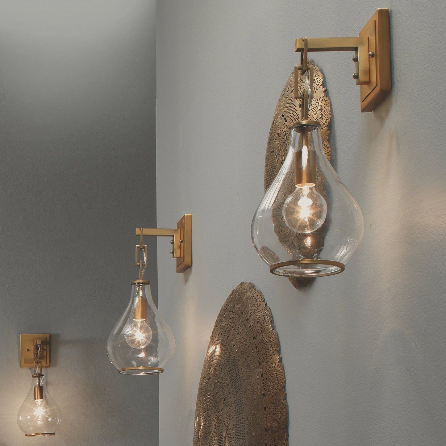 005 SR-708100 | Lifestyle | Tear Drop Hanging Wall Sconce by Jamie Young in clear glass, antique brass. Made from iron, glass in a transitional style.