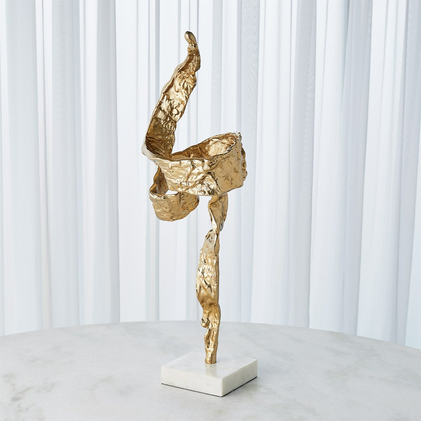 008 SR-940084 | Unknown | Twist Sculpture by Global Views. Made from unique in a transitional style.