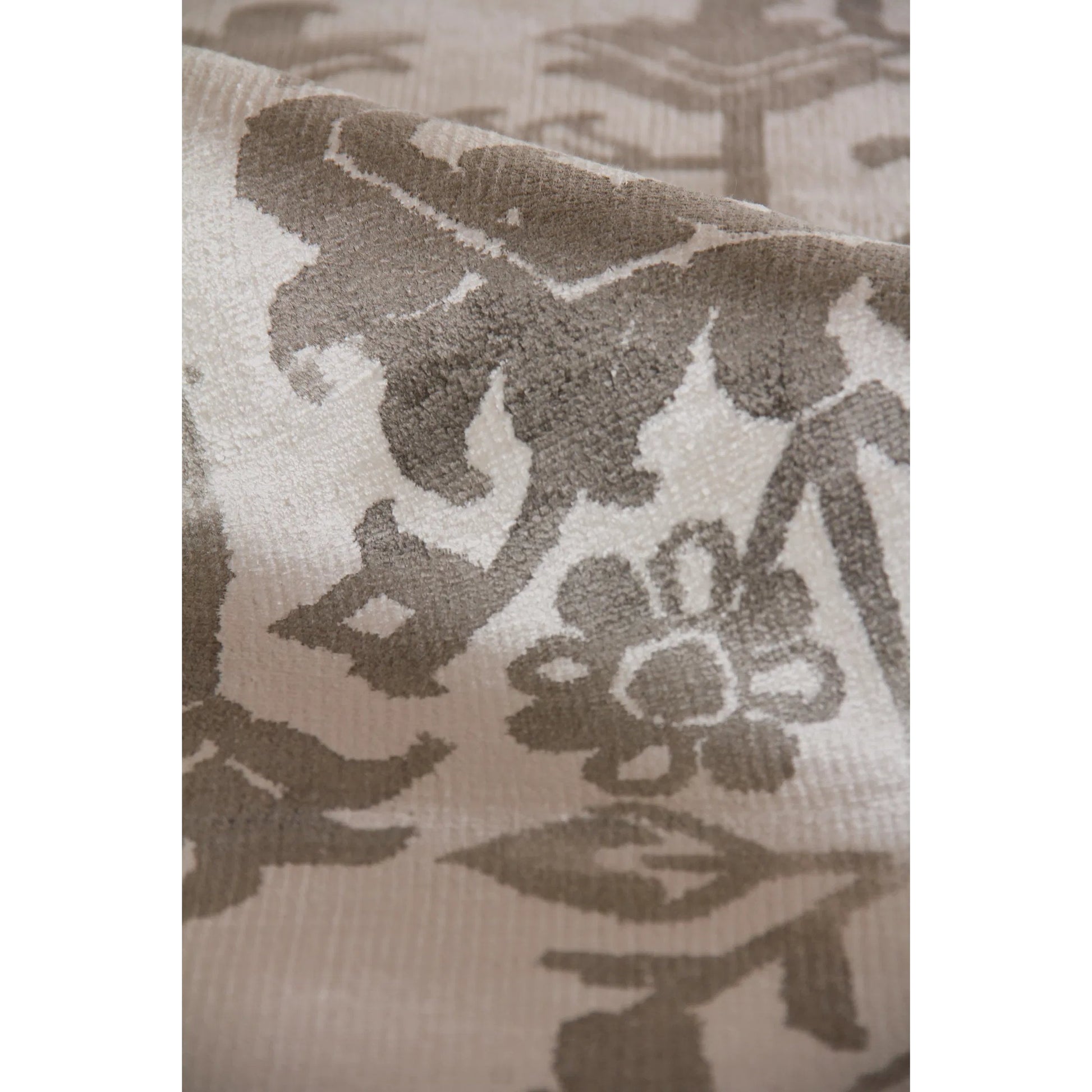 Carrera 5169 Rug by Exquisite Rugs in ash. Made from viscose in a unique style.