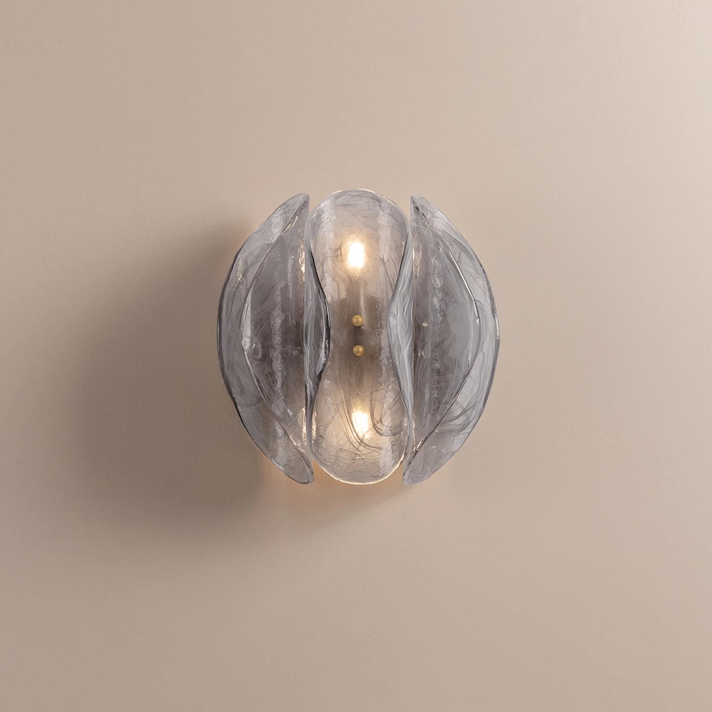003 SI-2374161 | Lifestyle | Anatase Wall Sconce by Corbett in vintage gold leaf. Made from iron in a modern style.