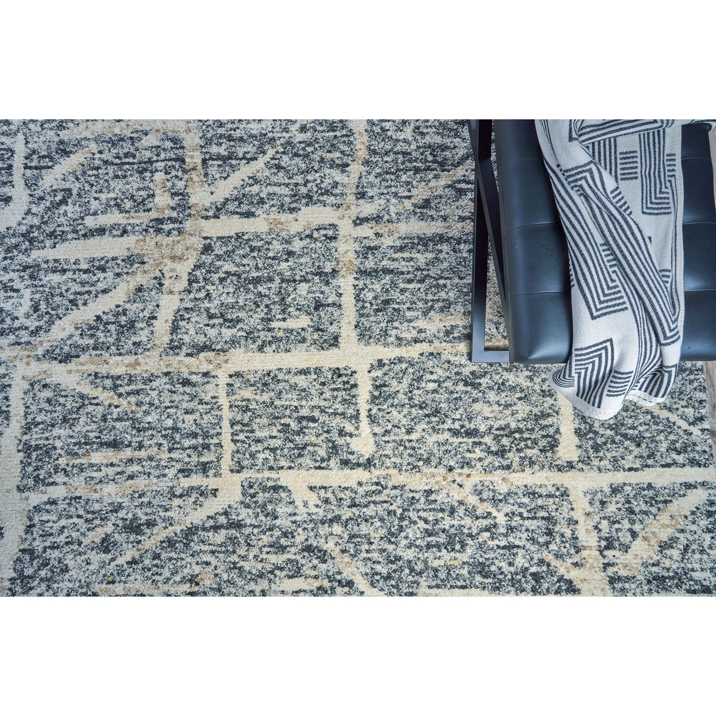 045 SI-2384426 | Lifestyle | Tahoe 5314 Rug by Exquisite Rugs in gray, ivory. Made from wool in a unique style.