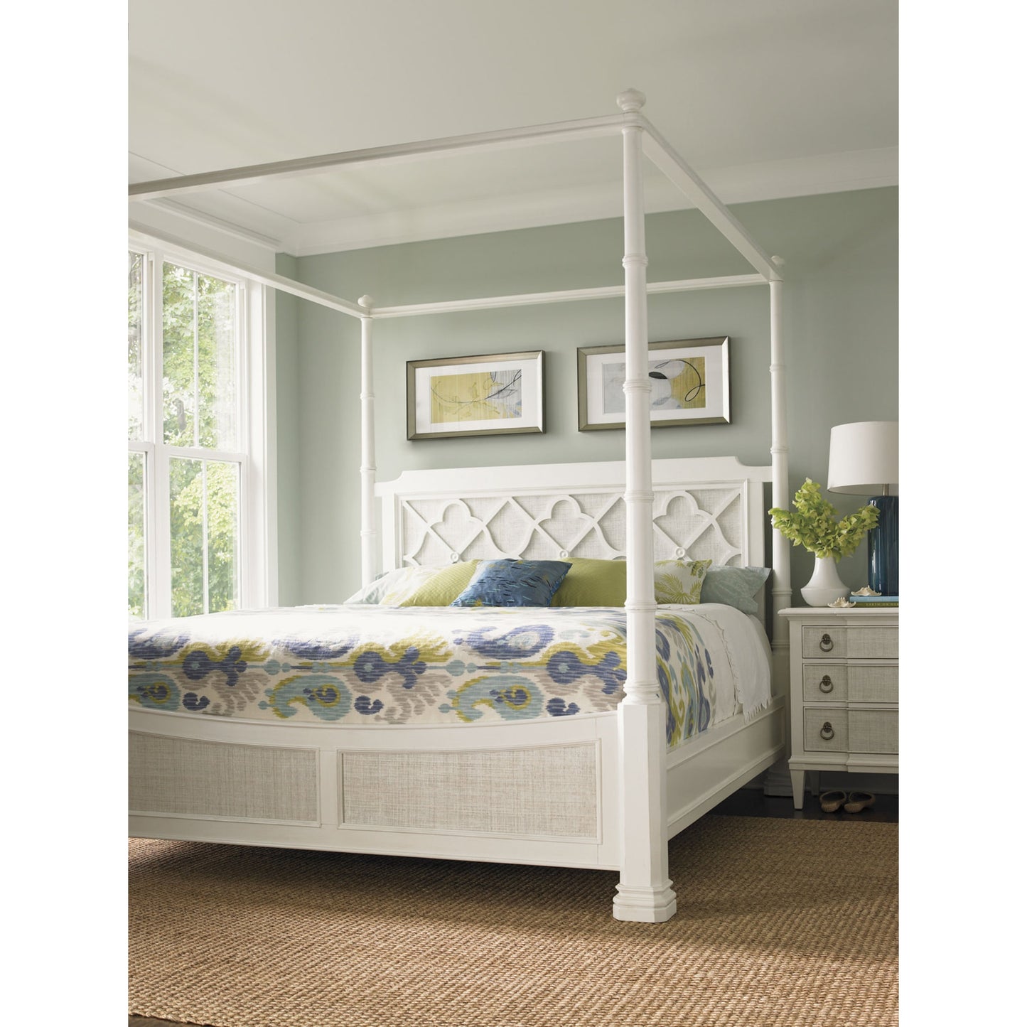 010 SR-836458,SR-836459 | Lifestyle | Southampton Poster Bed by Tommy Bahama Home in white. Made from unique in a traditional style.
