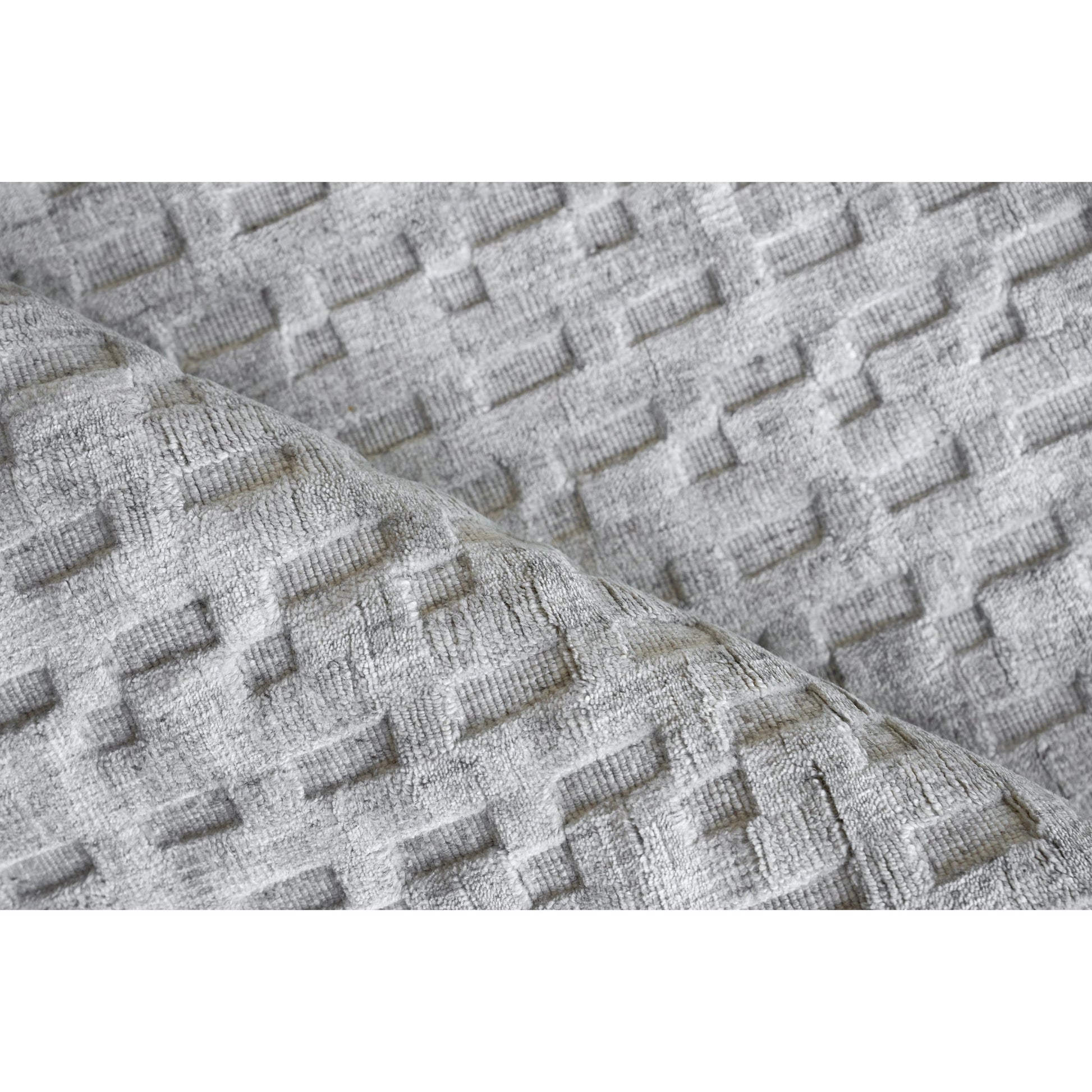 Monroe Silk 5625 Rug by Exquisite Rugs in light silver. Made from bamboo silk, new zealand wool in a unique style.