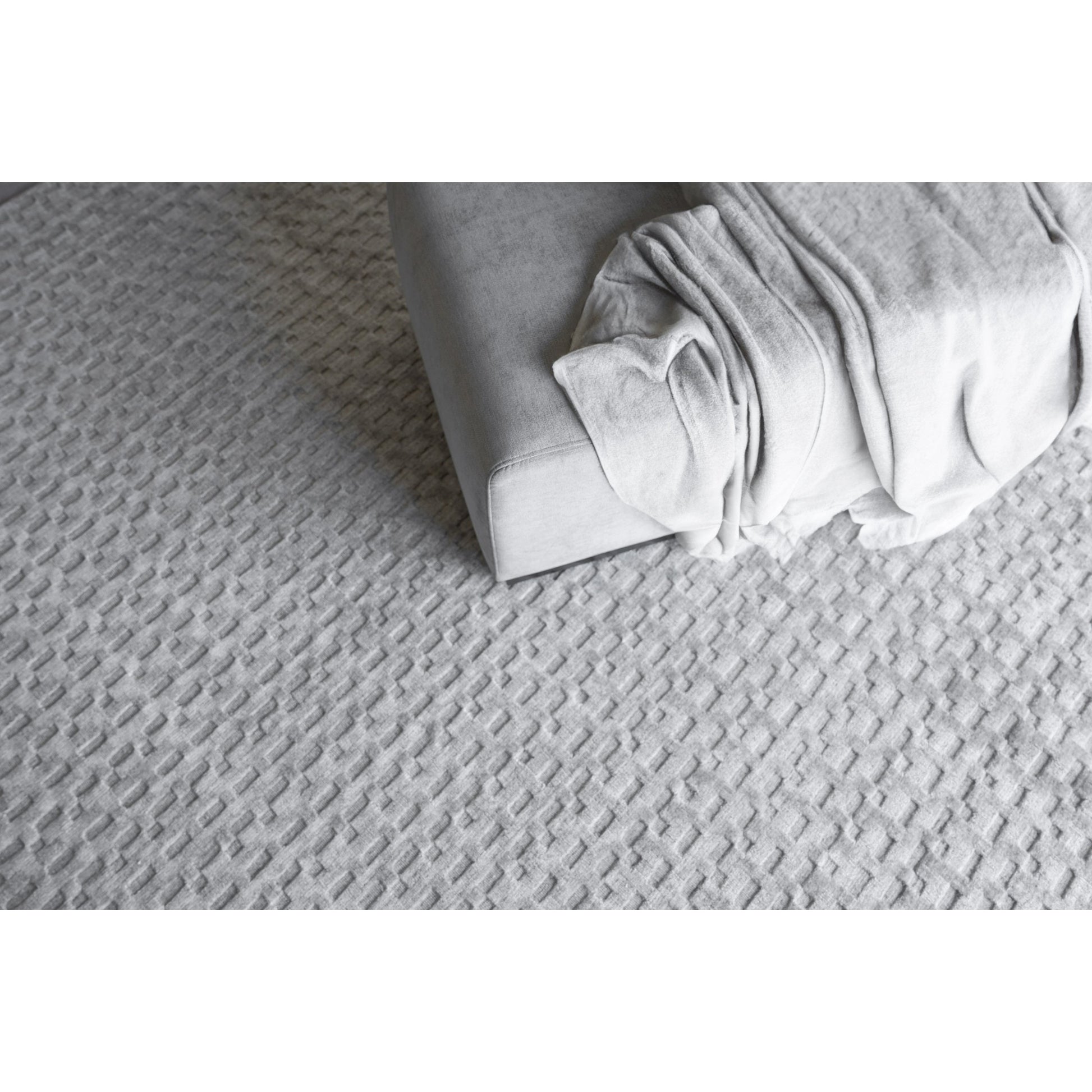 Monroe Silk 5625 Rug by Exquisite Rugs in light silver. Made from bamboo silk, new zealand wool in a unique style.