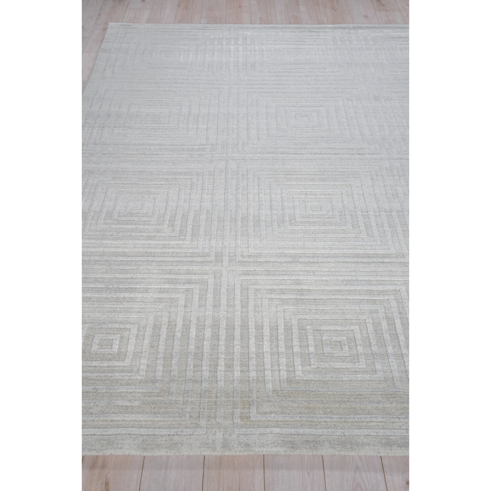 Castelli 5626 Rug by Exquisite Rugs in light silver. Made from bamboo silk, new zealand wool in a unique style.