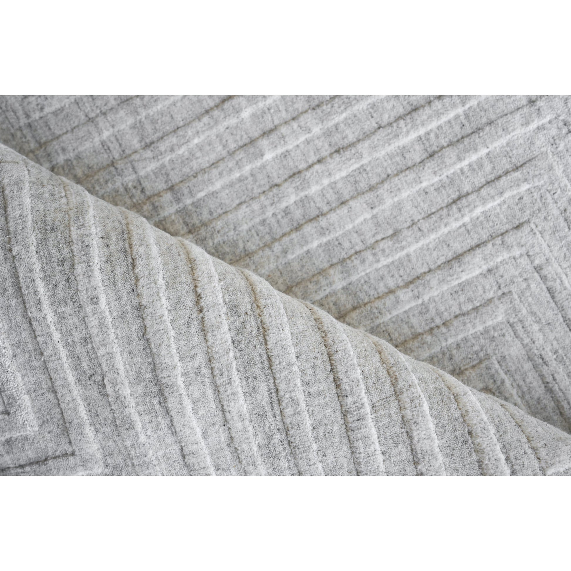 Castelli 5626 Rug by Exquisite Rugs in light silver. Made from bamboo silk, new zealand wool in a unique style.