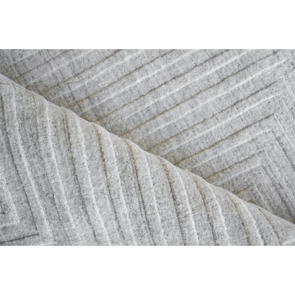 Castelli 5626 Rug by Exquisite Rugs in light silver. Made from bamboo silk, new zealand wool in a unique style.