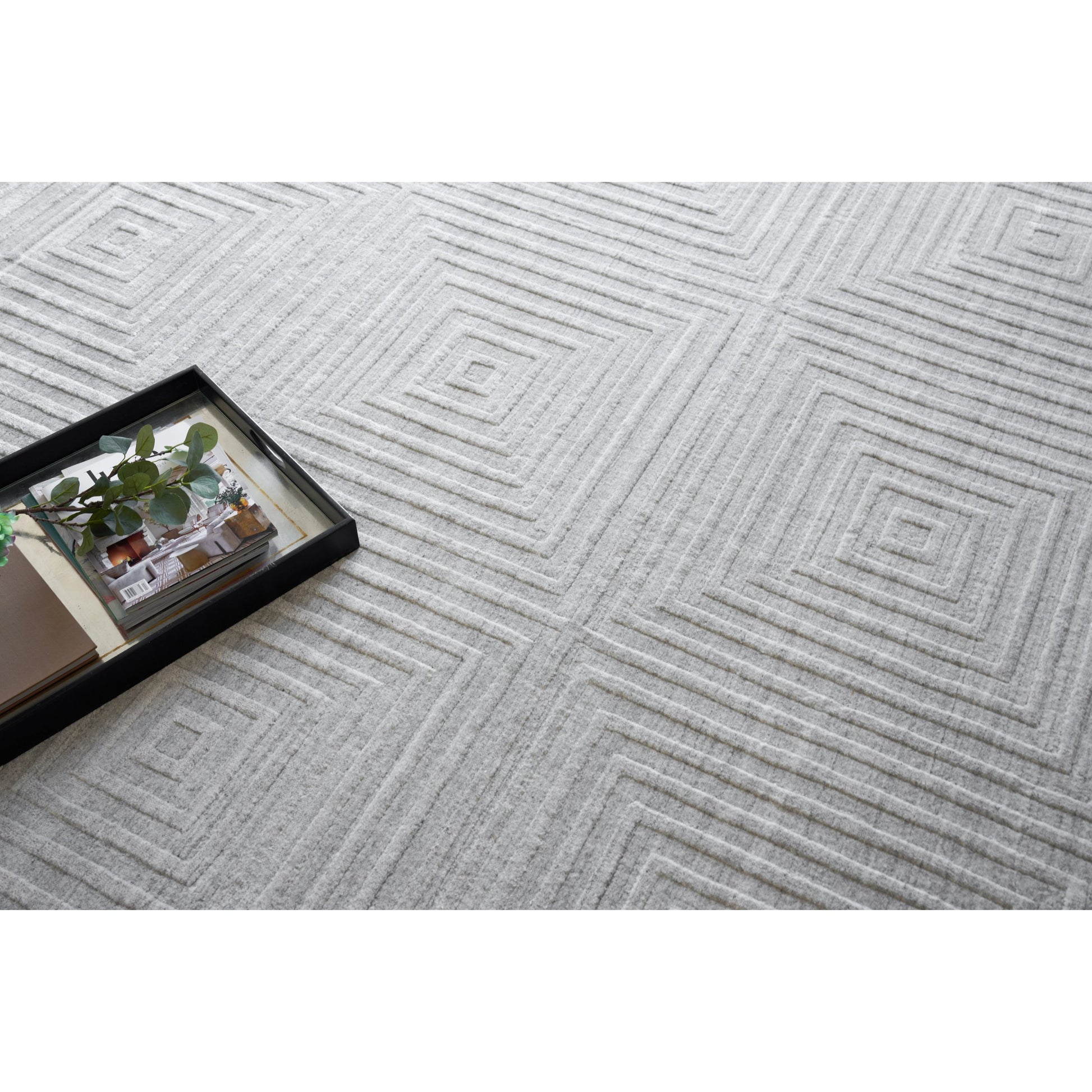Castelli 5626 Rug by Exquisite Rugs in light silver. Made from bamboo silk, new zealand wool in a unique style.