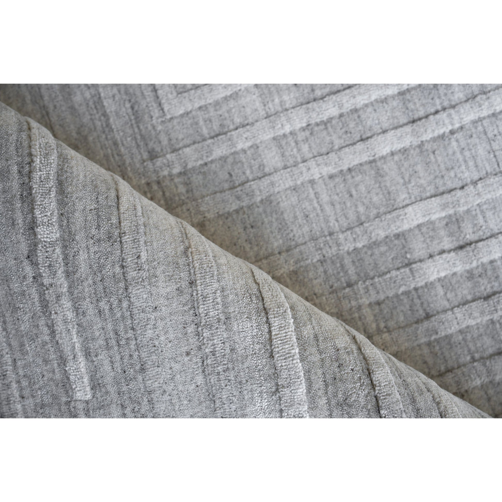 Castelli 5627 Rug by Exquisite Rugs in light gray. Made from bamboo silk, new zealand wool in a unique style.