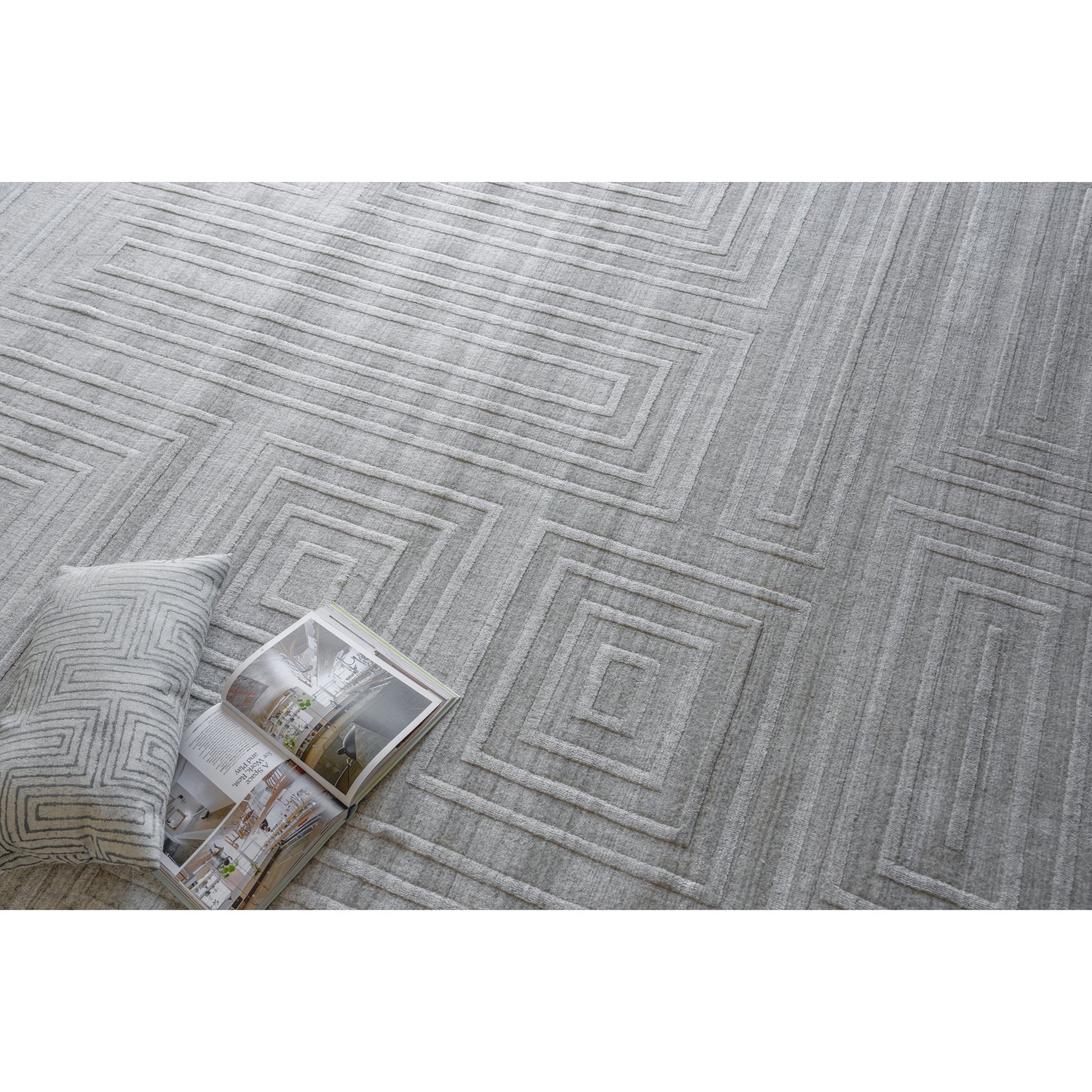 Castelli 5627 Rug by Exquisite Rugs in light gray. Made from bamboo silk, new zealand wool in a unique style.