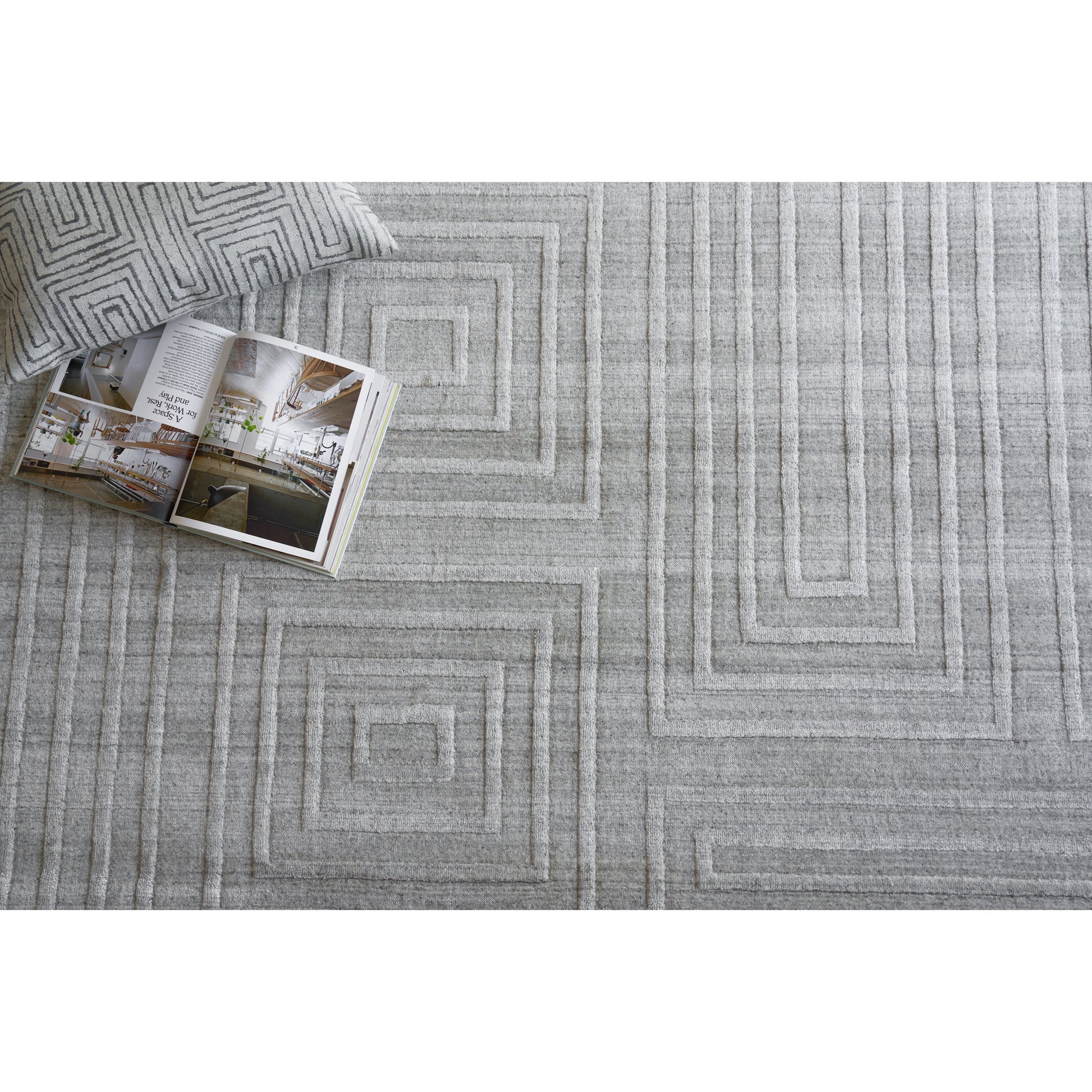 Castelli 5627 Rug by Exquisite Rugs in light gray. Made from bamboo silk, new zealand wool in a unique style.