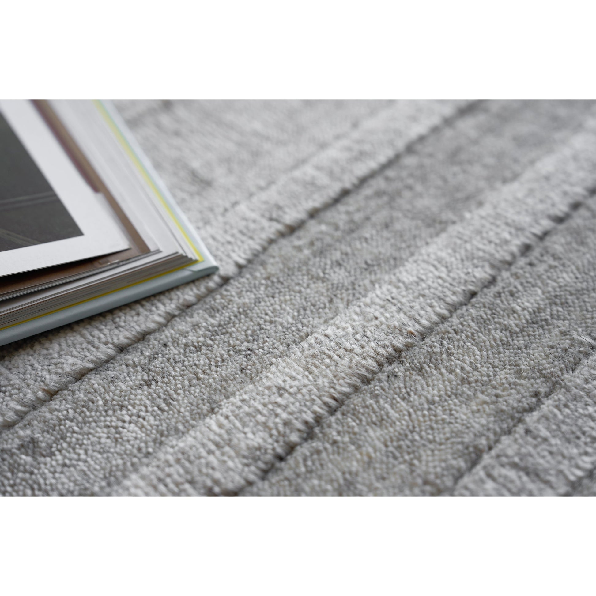 Castelli 5627 Rug by Exquisite Rugs in light gray. Made from bamboo silk, new zealand wool in a unique style.