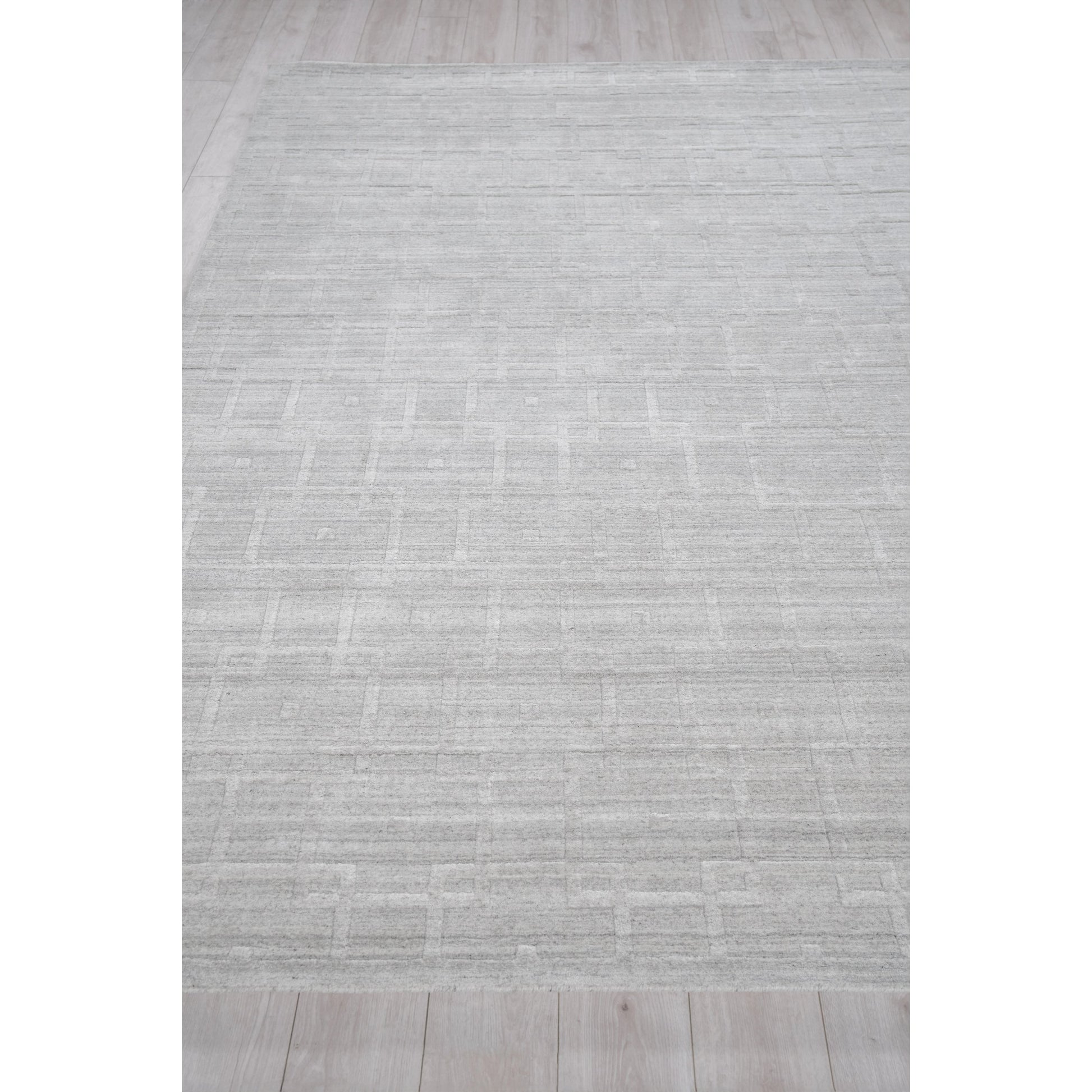 Castelli 5628 Rug by Exquisite Rugs in light silver. Made from bamboo silk, new zealand wool in a unique style.