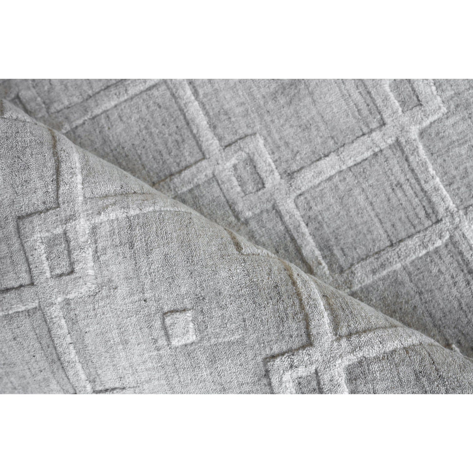 Castelli 5628 Rug by Exquisite Rugs in light silver. Made from bamboo silk, new zealand wool in a unique style.