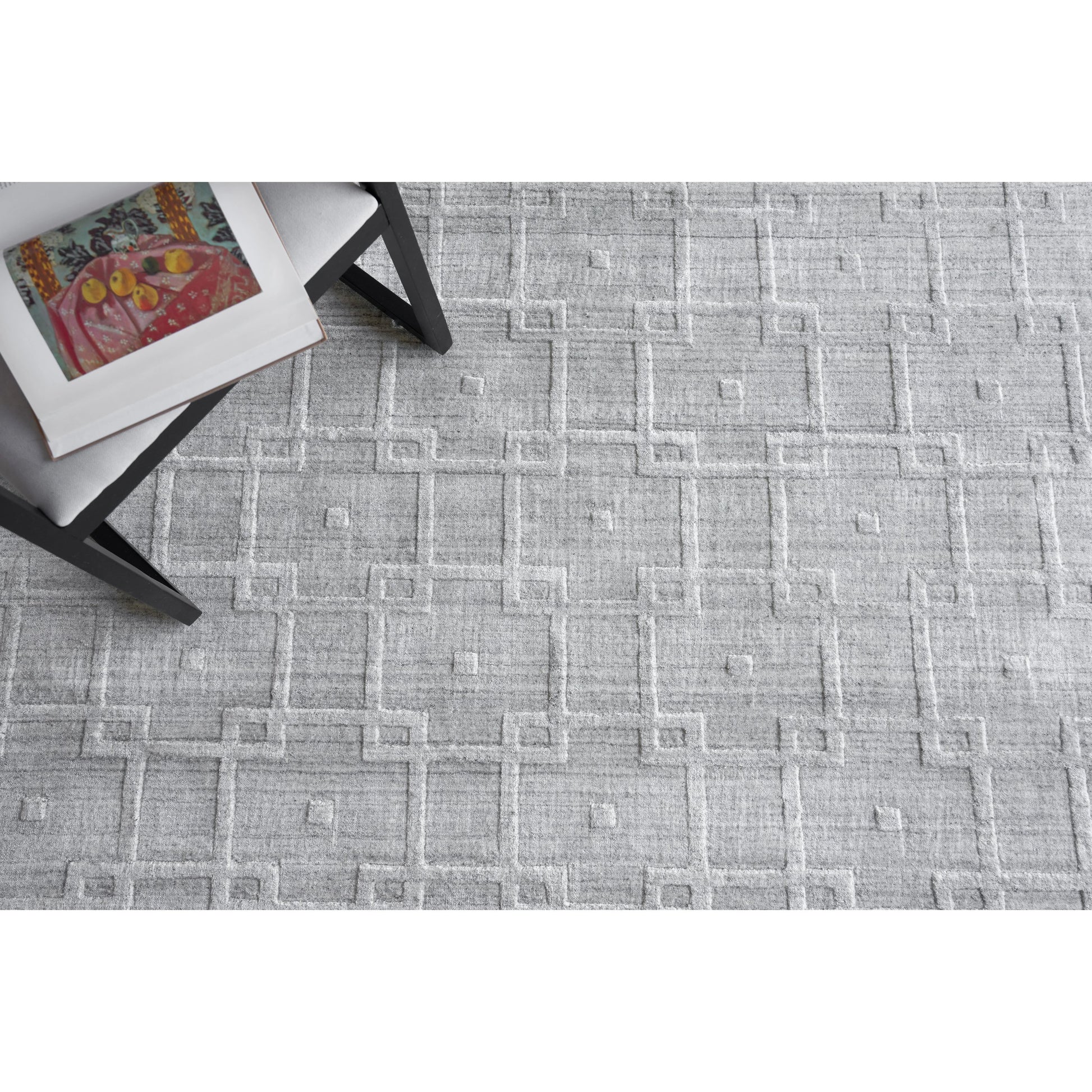 Castelli 5628 Rug by Exquisite Rugs in light silver. Made from bamboo silk, new zealand wool in a unique style.