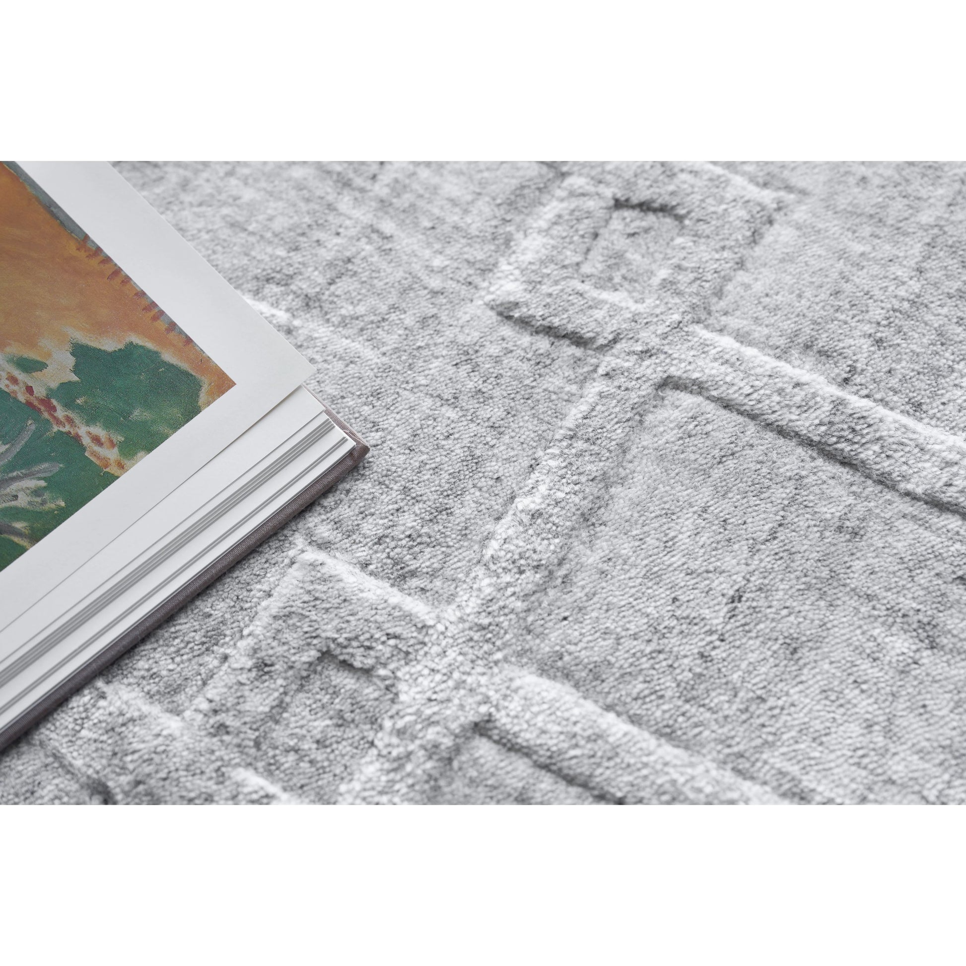 Castelli 5628 Rug by Exquisite Rugs in light silver. Made from bamboo silk, new zealand wool in a unique style.