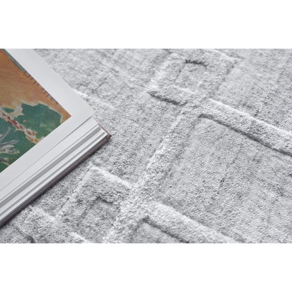 Castelli 5628 Rug by Exquisite Rugs in light silver. Made from bamboo silk, new zealand wool in a unique style.