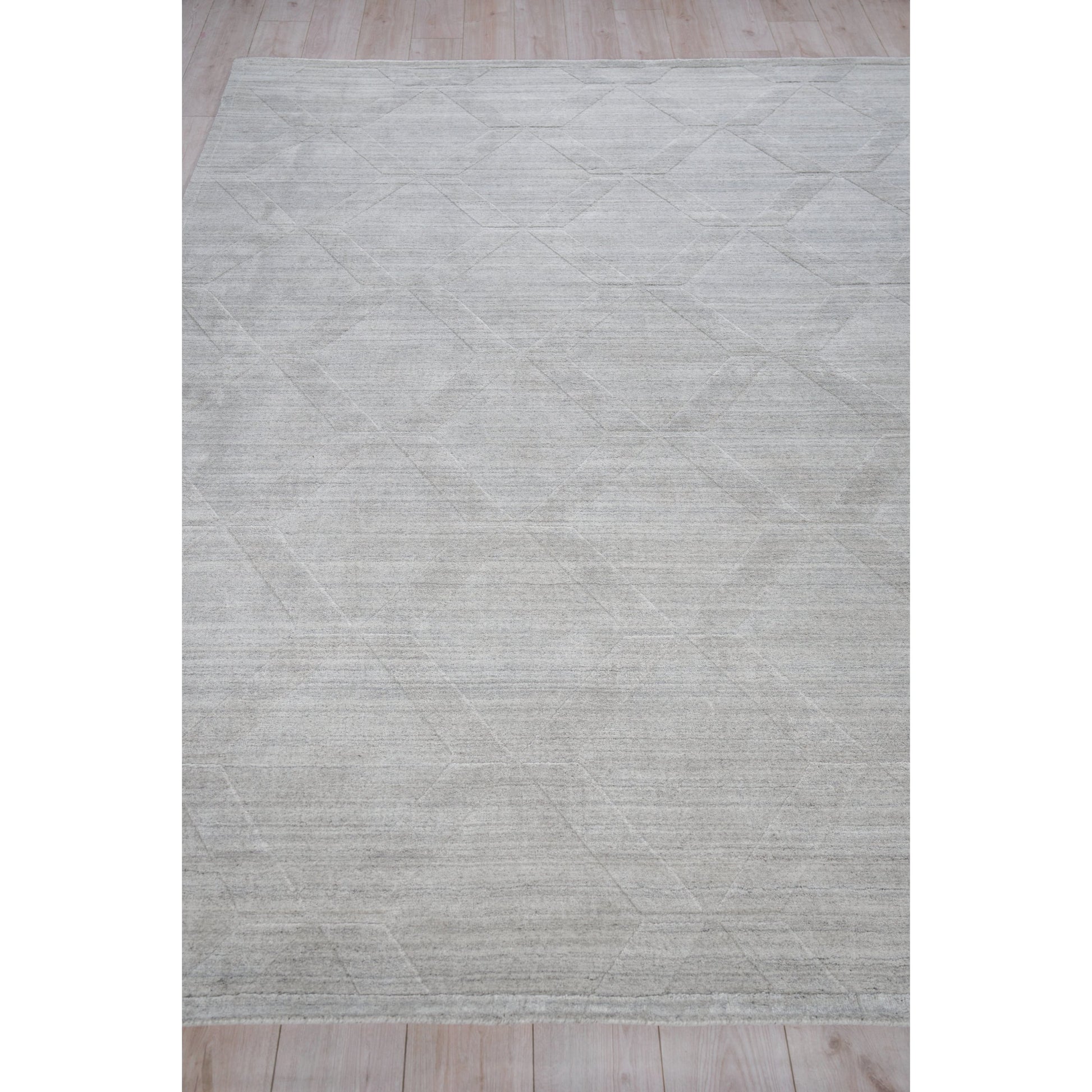 Castelli 5630 Rug by Exquisite Rugs in light silver. Made from bamboo silk, new zealand wool in a unique style.