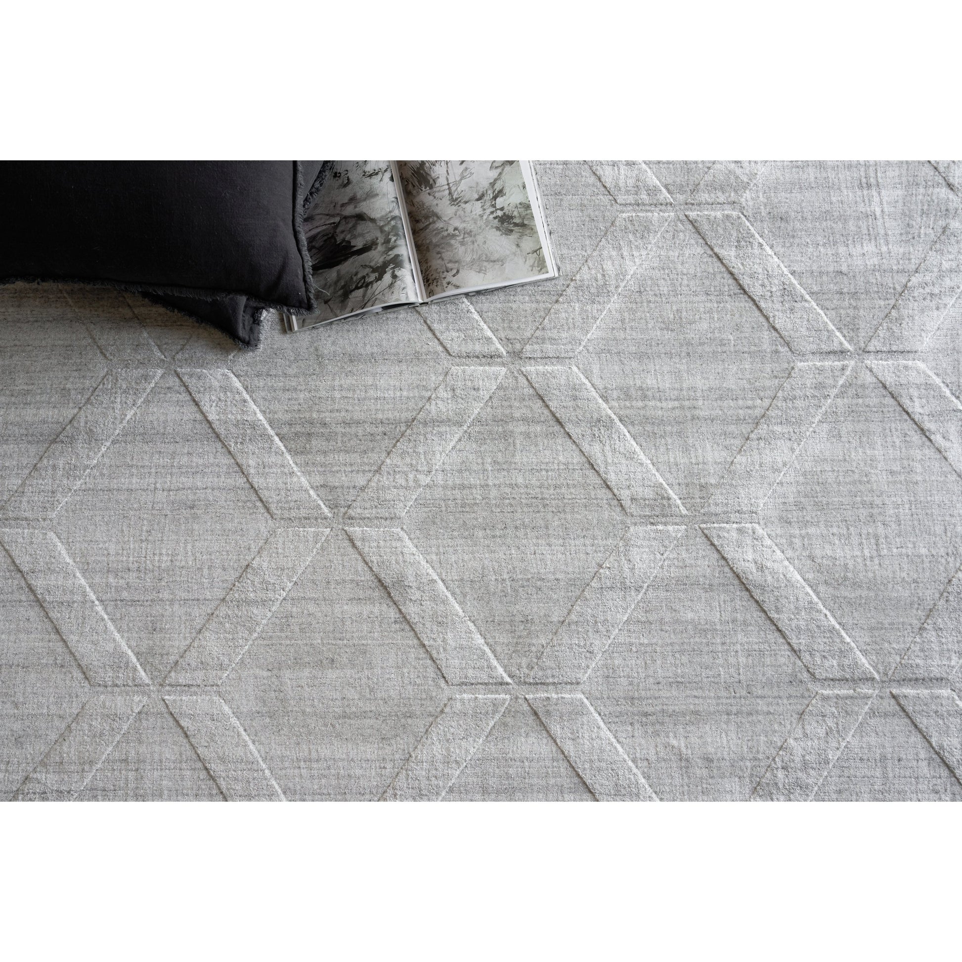 Castelli 5630 Rug by Exquisite Rugs in light silver. Made from bamboo silk, new zealand wool in a unique style.