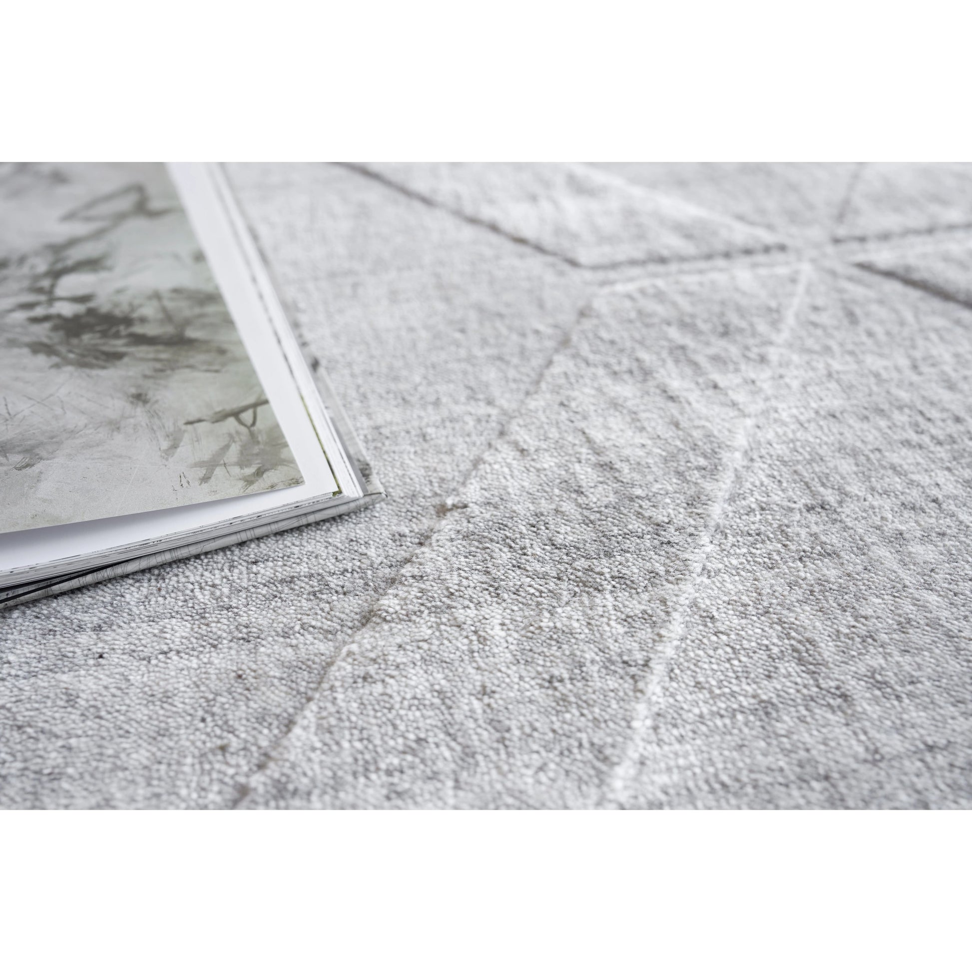 Castelli 5630 Rug by Exquisite Rugs in light silver. Made from bamboo silk, new zealand wool in a unique style.