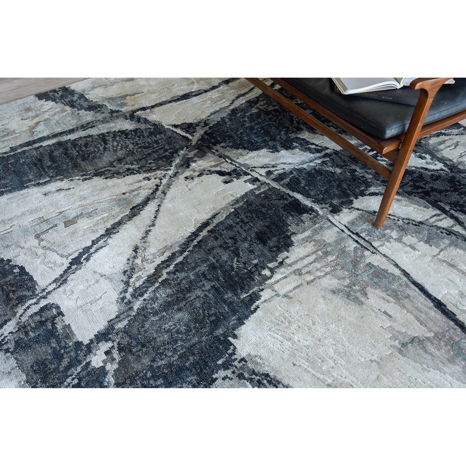 Floor Art 5707 Rug by Exquisite Rugs in silvery, dark gray. Made from bamboo silk in a unique style.