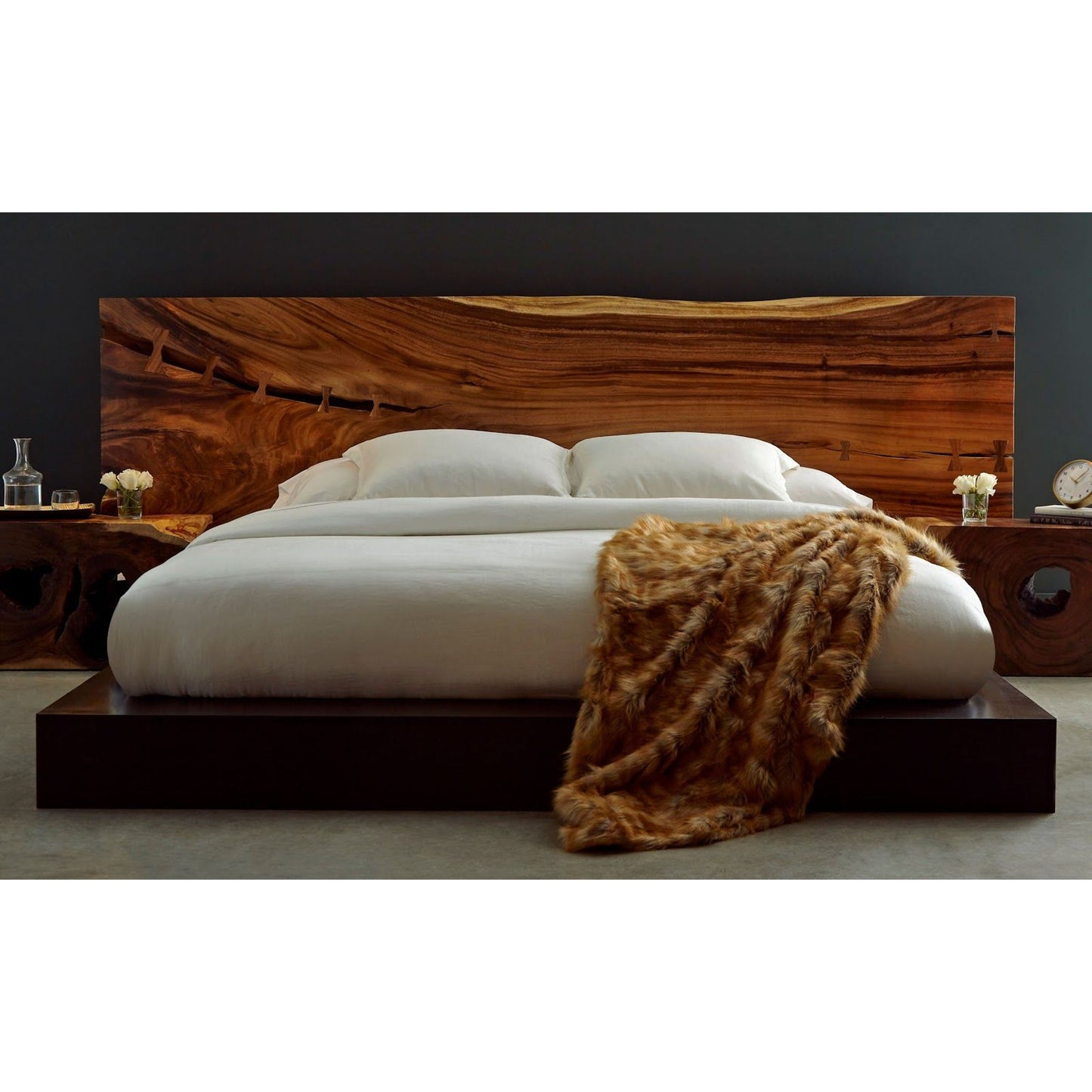 004 SR-820830 | Lifestyle | Ruffle Pendant Lamp by Phillips Collection in black, gold and brass. Made from metal in a eclectic & global style.