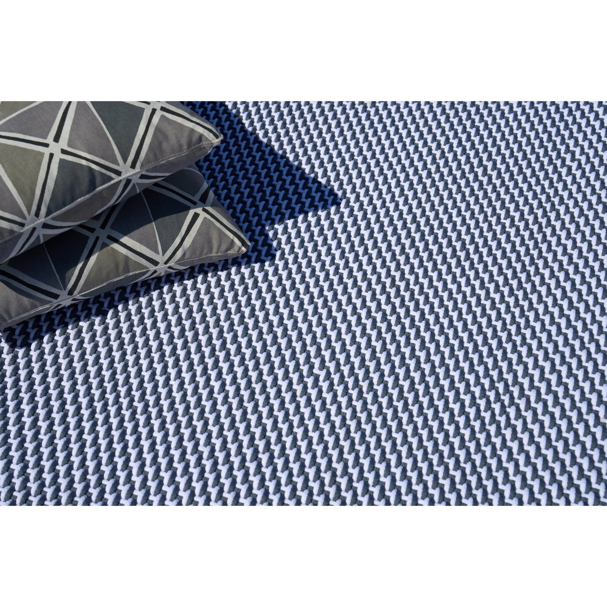 Harbor Rug by Exquisite Rugs. Made from polypropylene in a unique style.