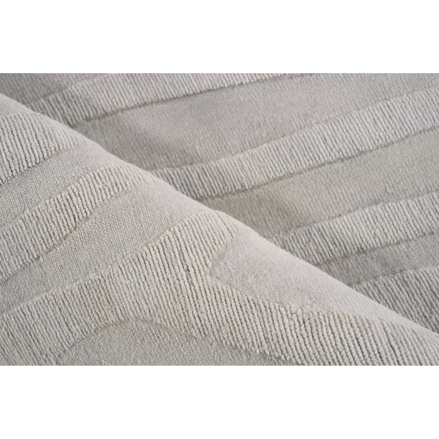 004 SI-2138110,SI-2138111,SI-2138112,SI-2138113,SI-2138114,SI-2293874 | Closeup | Tempo 6189 Rug by Exquisite Rugs in light silver. Made from new zealand wool in a unique style.