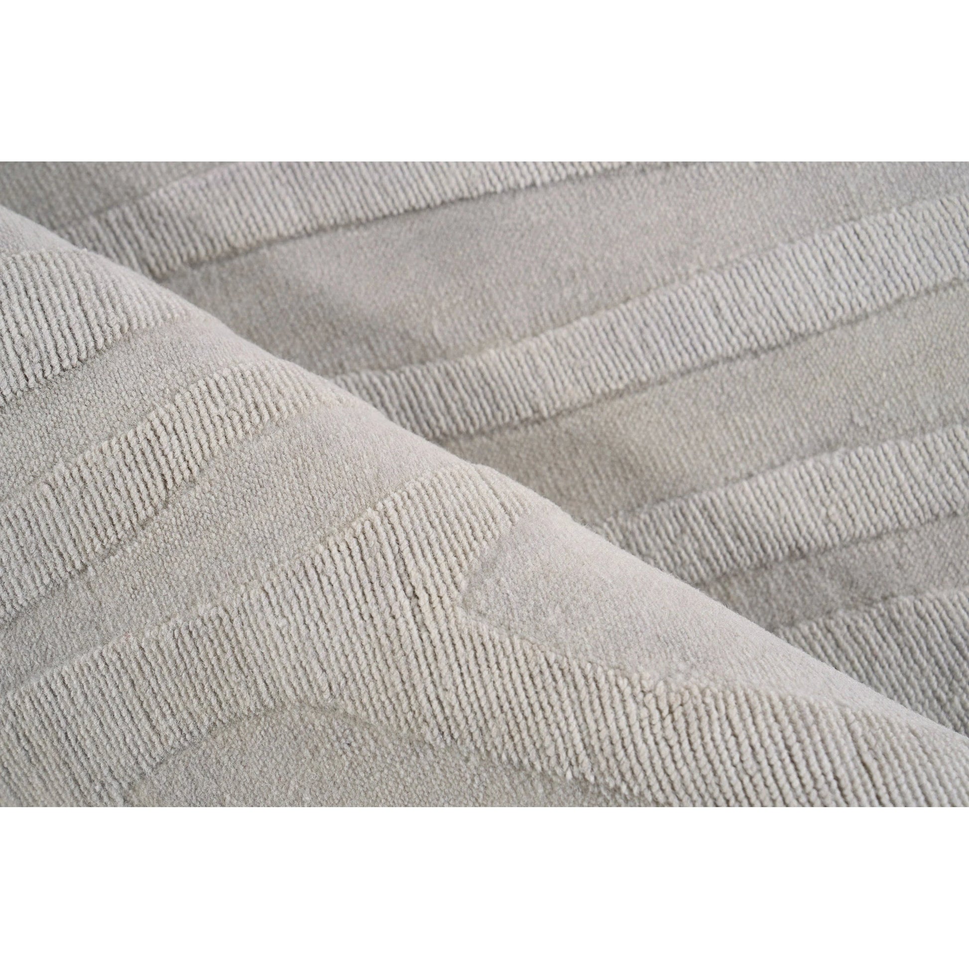 Tempo 6189 Rug by Exquisite Rugs in light silver. Made from new zealand wool in a unique style.