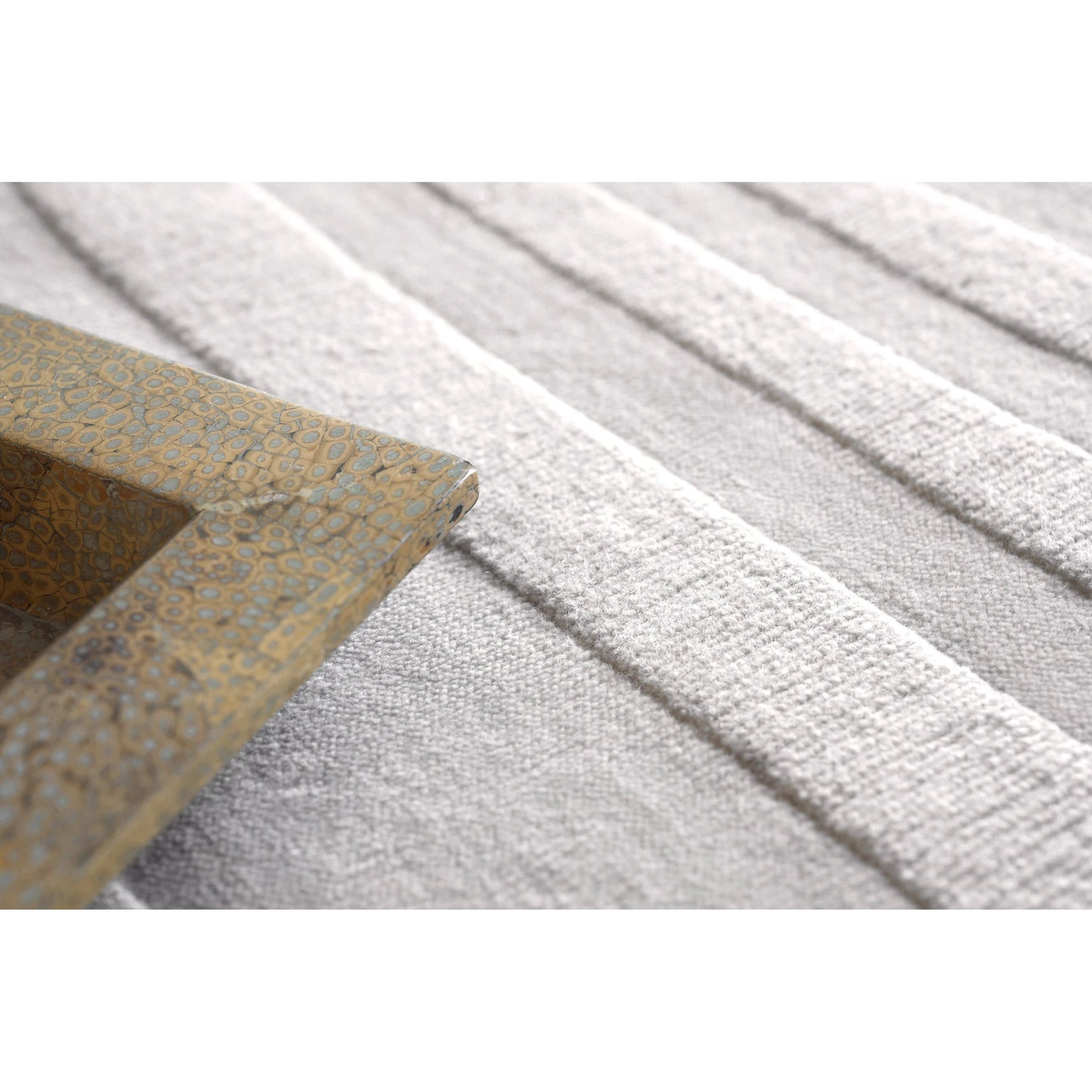 Tempo 6189 Rug by Exquisite Rugs in light silver. Made from new zealand wool in a unique style.