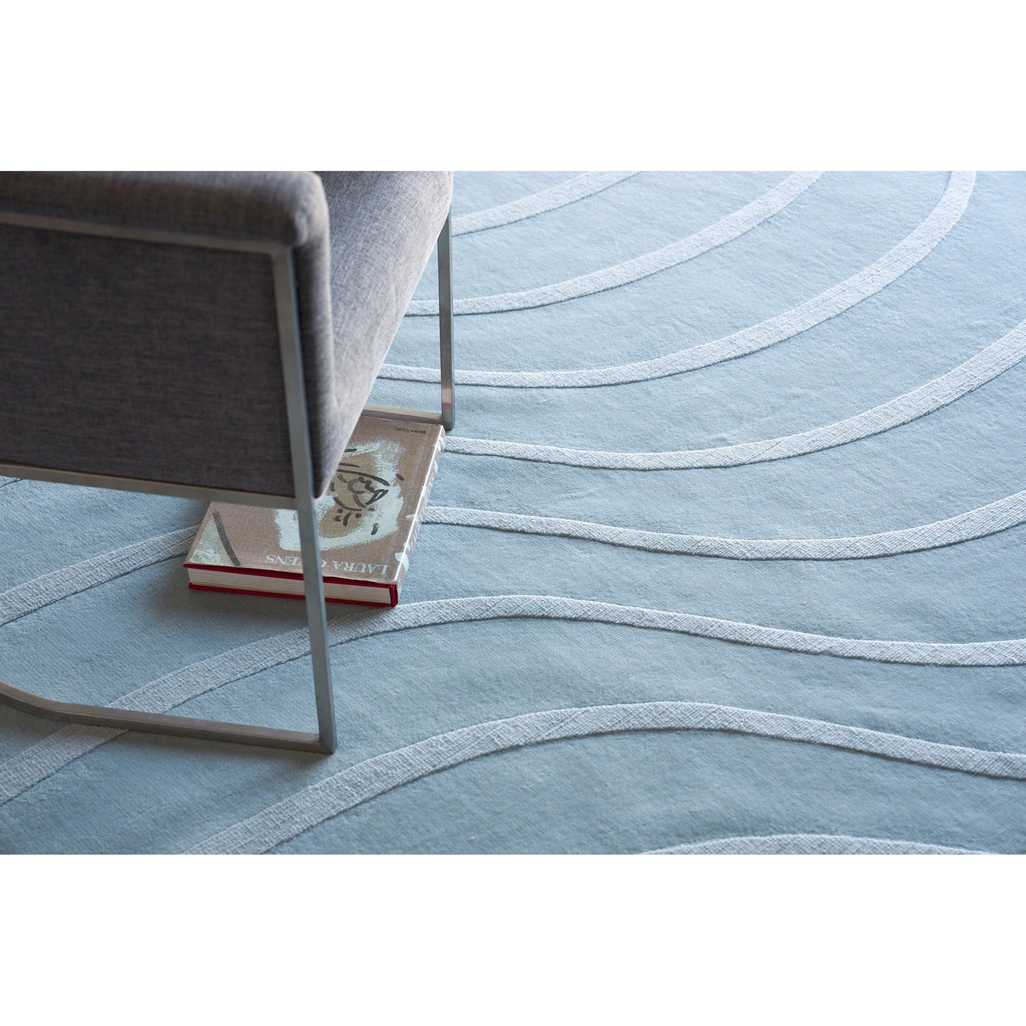 007 SI-2138120,SI-2138121,SI-2138122,SI-2138123,SI-2138124,SI-2293876 | Closeup | Tempo 6234 Rug by Exquisite Rugs in light blue. Made from new zealand wool in a unique style.