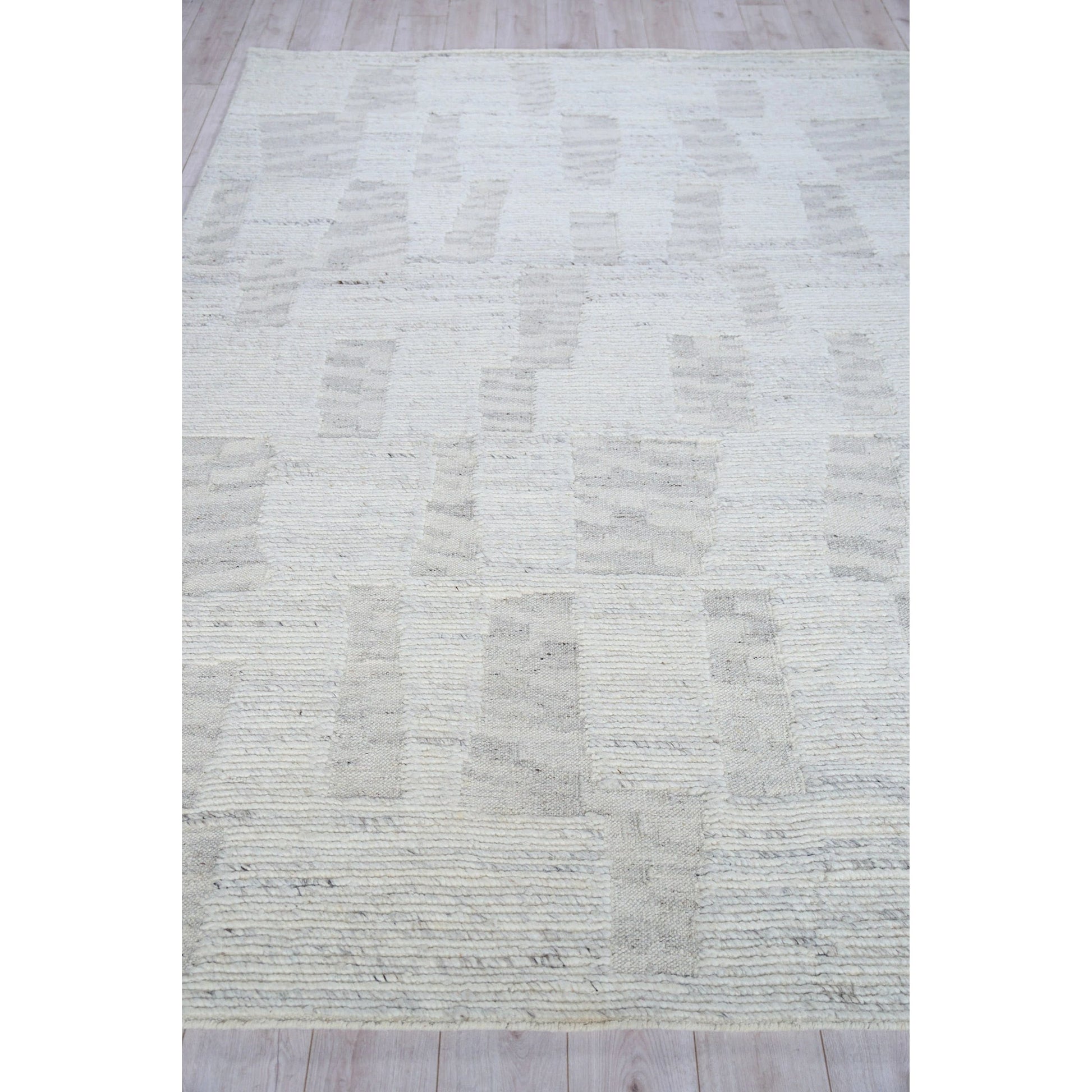 Canyon 6428 Rug by Exquisite Rugs in silver. Made from new zealand wool in a unique style.