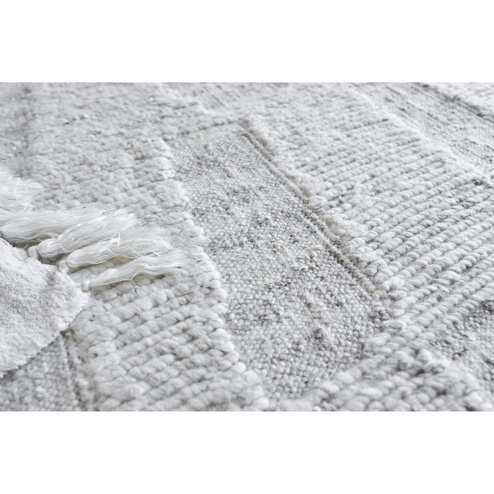 Canyon 6428 Rug by Exquisite Rugs in silver. Made from new zealand wool in a unique style.