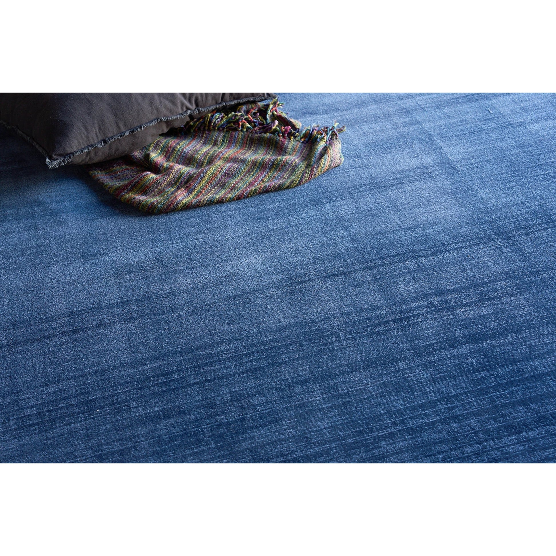 Martelli Modern 6478 Rug by Exquisite Rugs in navy. Made from unique in a unique style.