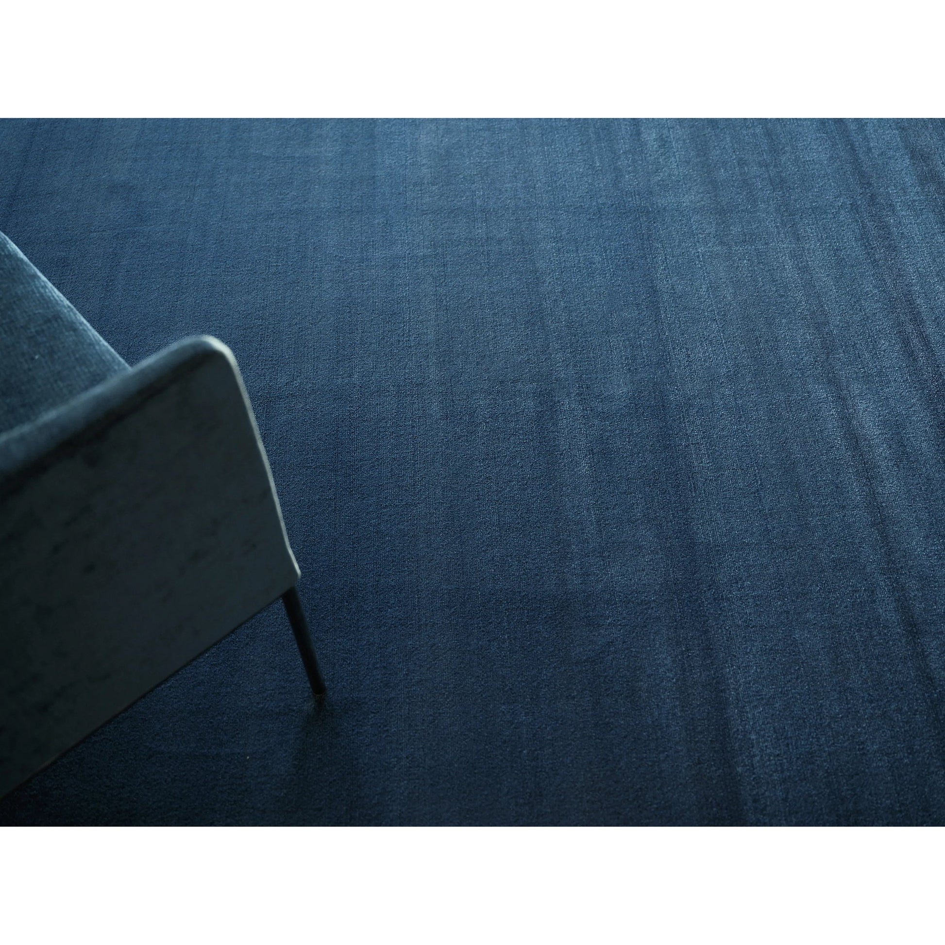 Velutto Modern 6539 Rug by Exquisite Rugs in navy. 
