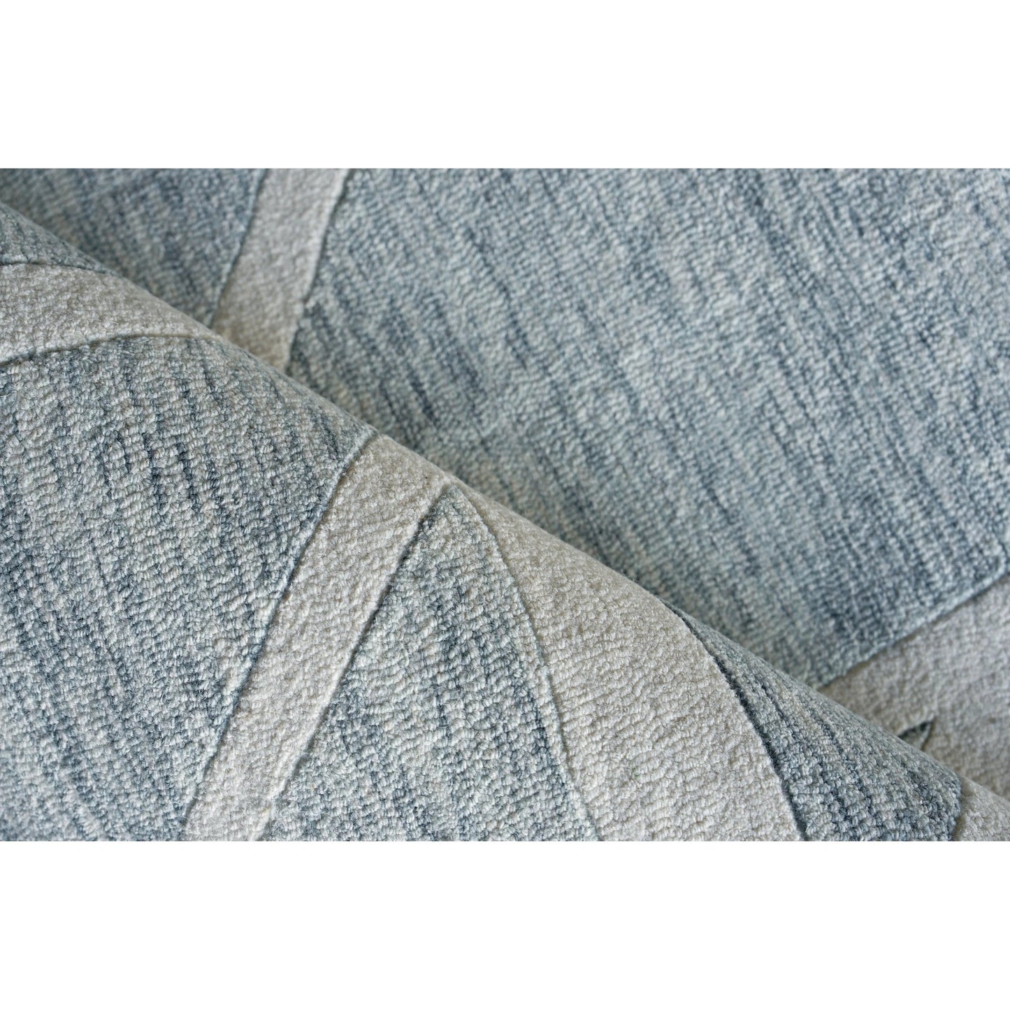 002 SI-2222530,SI-2222531,SI-2222533,SI-2222534,SI-2222535,SI-2222536,SI-2293926 | Closeup | Miami Rug by Exquisite Rugs in silver, ivory. Made from new zealand wool in a unique style.
