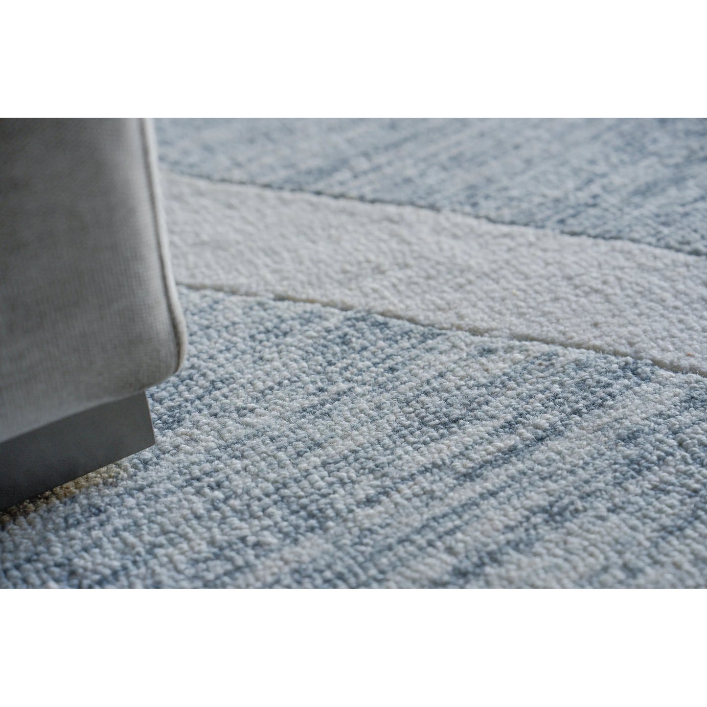 006 SI-2222530,SI-2222531,SI-2222533,SI-2222534,SI-2222535,SI-2222536 | Lifestyle | Miami Rug by Exquisite Rugs in silver, ivory. Made from new zealand wool in a unique style.