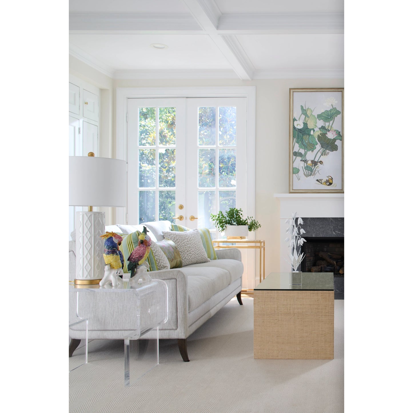 018 SI-2104662 | Lifestyle | Andreu Lamp by Chelsea House in white glaze, antique gold leaf. Made from unique in a modern style.