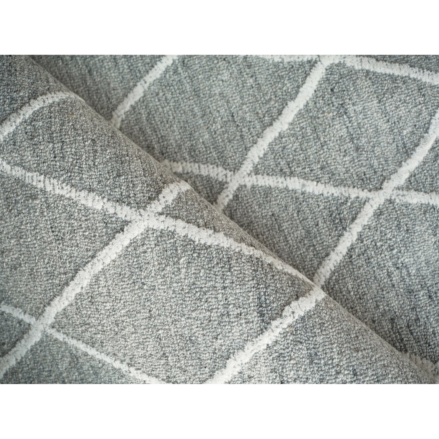 004 SI-2385492,SI-2385493 | Closeup | Kodiak Rug by Exquisite Rugs in gray, ivory. Made from new zealand wool in a unique style.