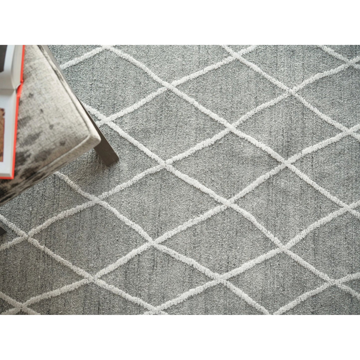 005 SI-2385492,SI-2385493 | Lifestyle | Kodiak Rug by Exquisite Rugs in gray, ivory. Made from new zealand wool in a unique style.
