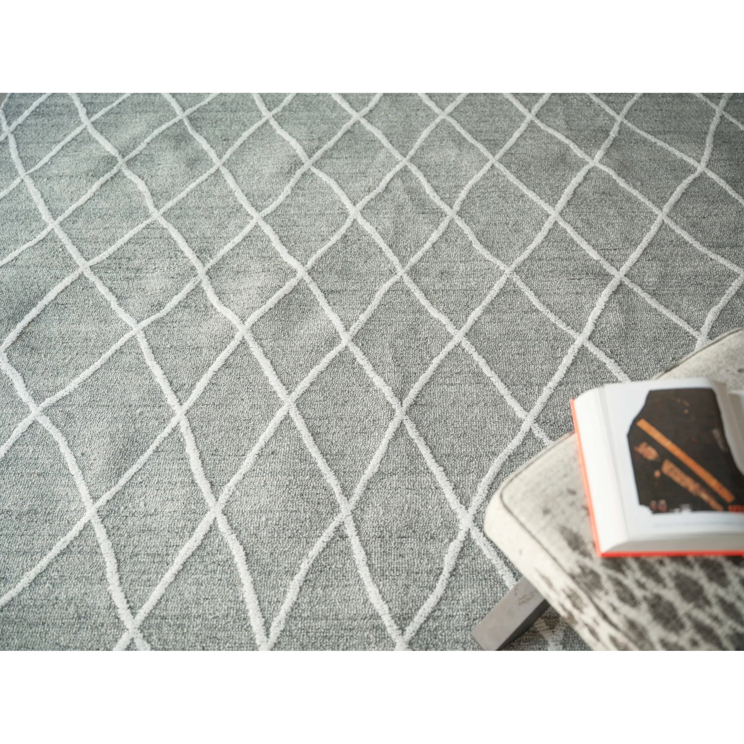 006 SI-2385492,SI-2385493 | Lifestyle | Kodiak Rug by Exquisite Rugs in gray, ivory. Made from new zealand wool in a unique style.