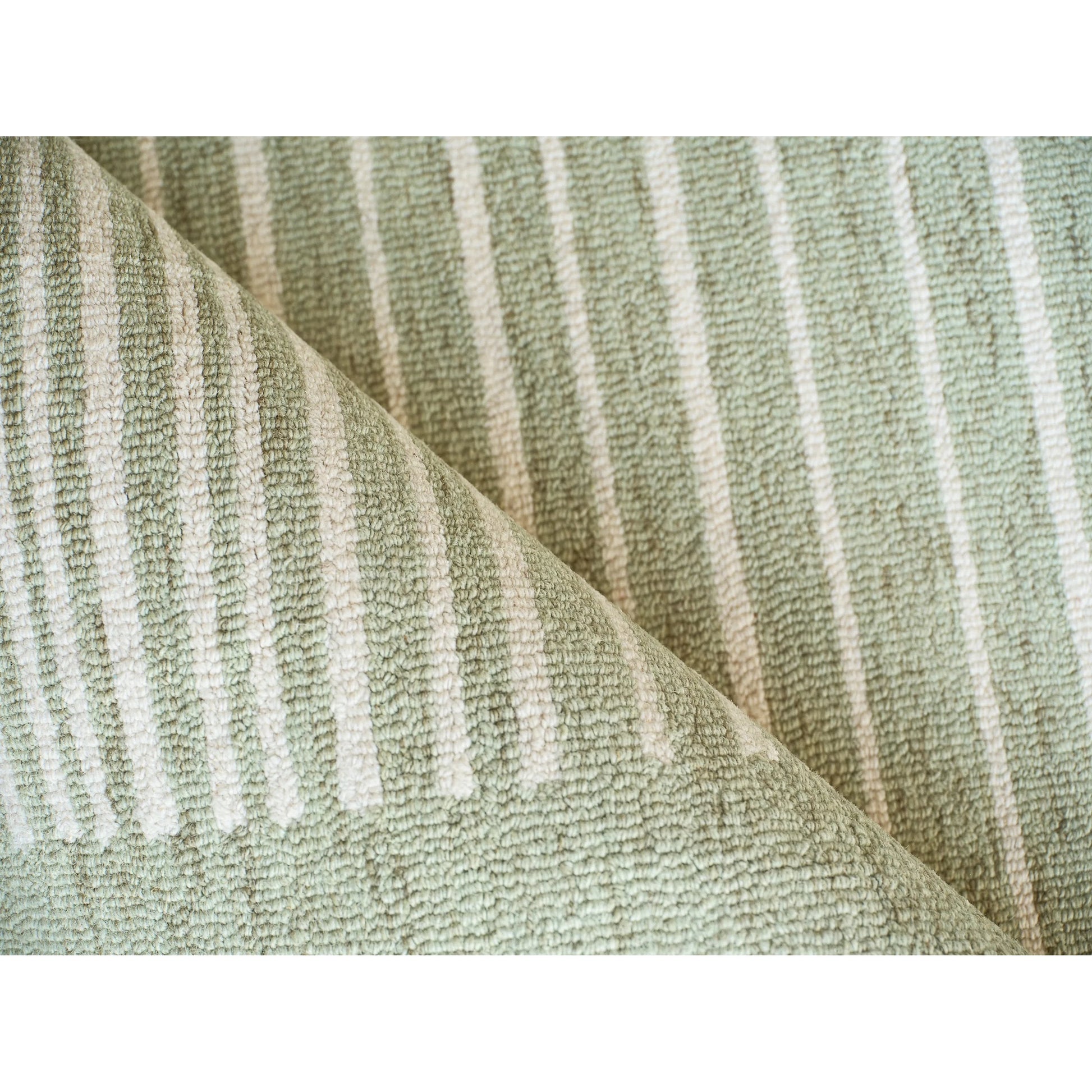 Dusseldorf 7343 Rug by Exquisite Rugs in sage green, ivory. Made from new zealand wool in a unique style.