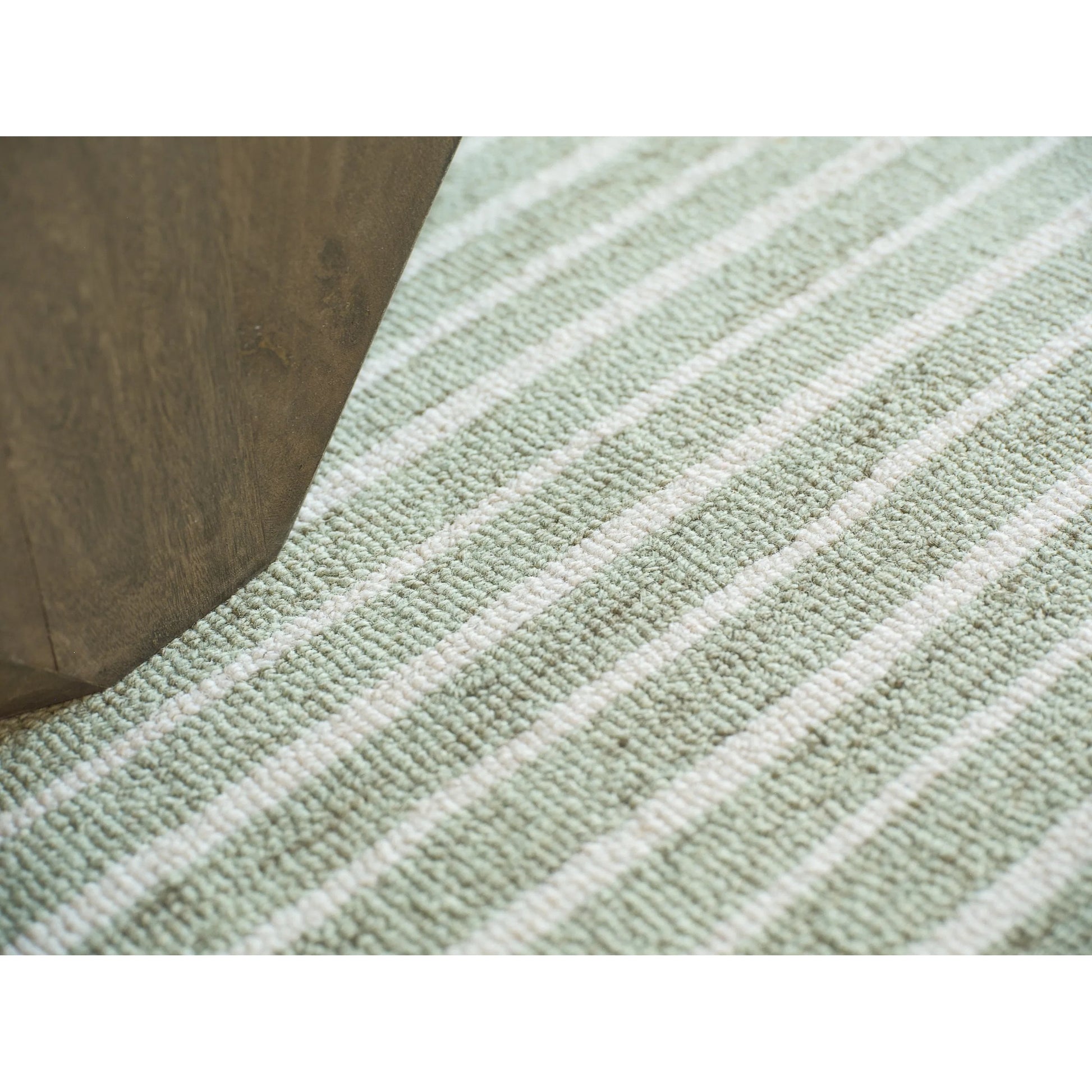 Dusseldorf 7343 Rug by Exquisite Rugs in sage green, ivory. Made from new zealand wool in a unique style.